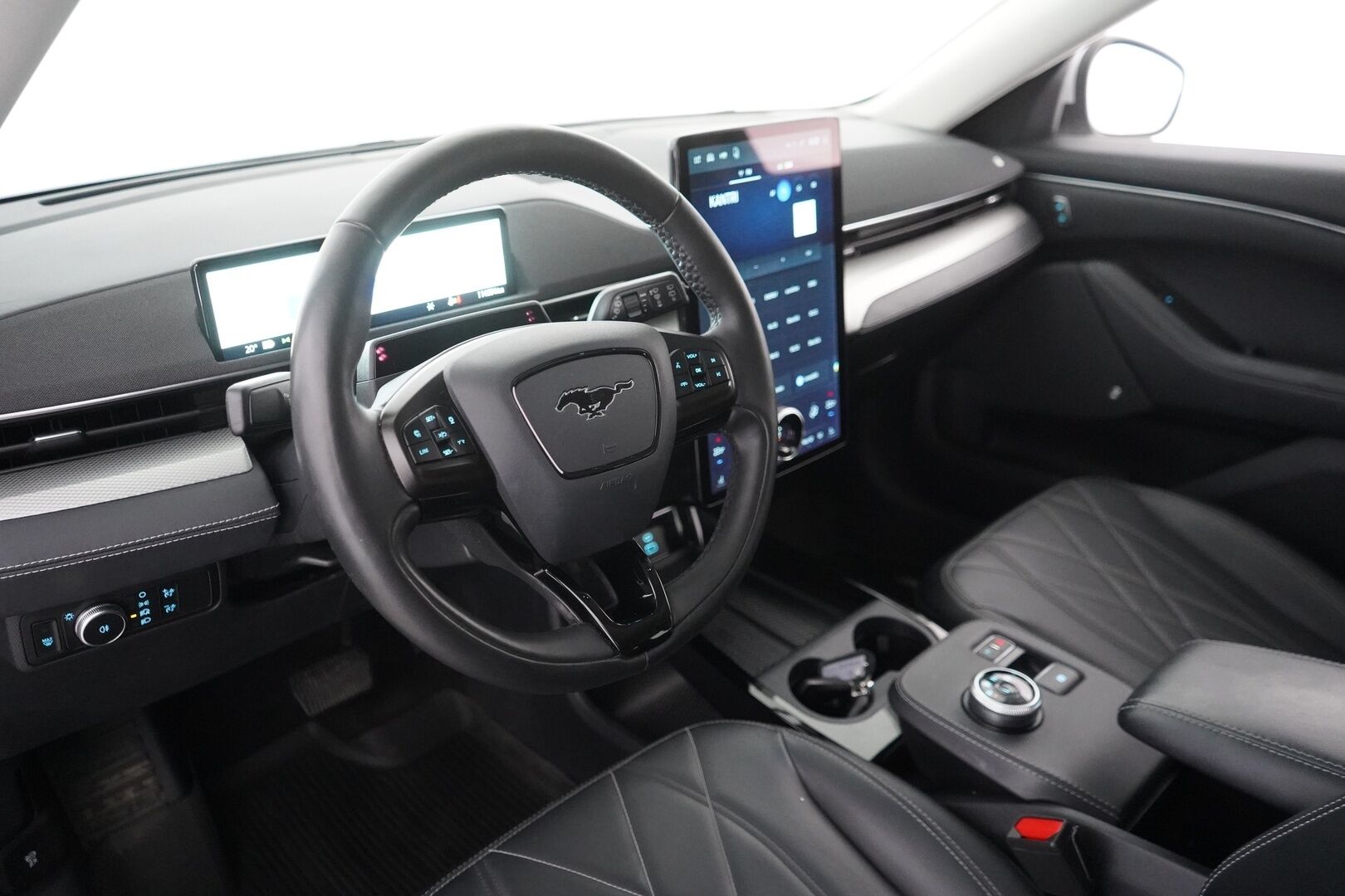 Ford Mustang Mach-E 2021 98kWh 294hv A1 RWD - | ACC | 360° Kamera | BLIS | B&O | Nahkasisusta | LED | Akku kuntotarkastettu | Kahdet renkaat alumiinivanteilla | Akku kuntotarkastettu