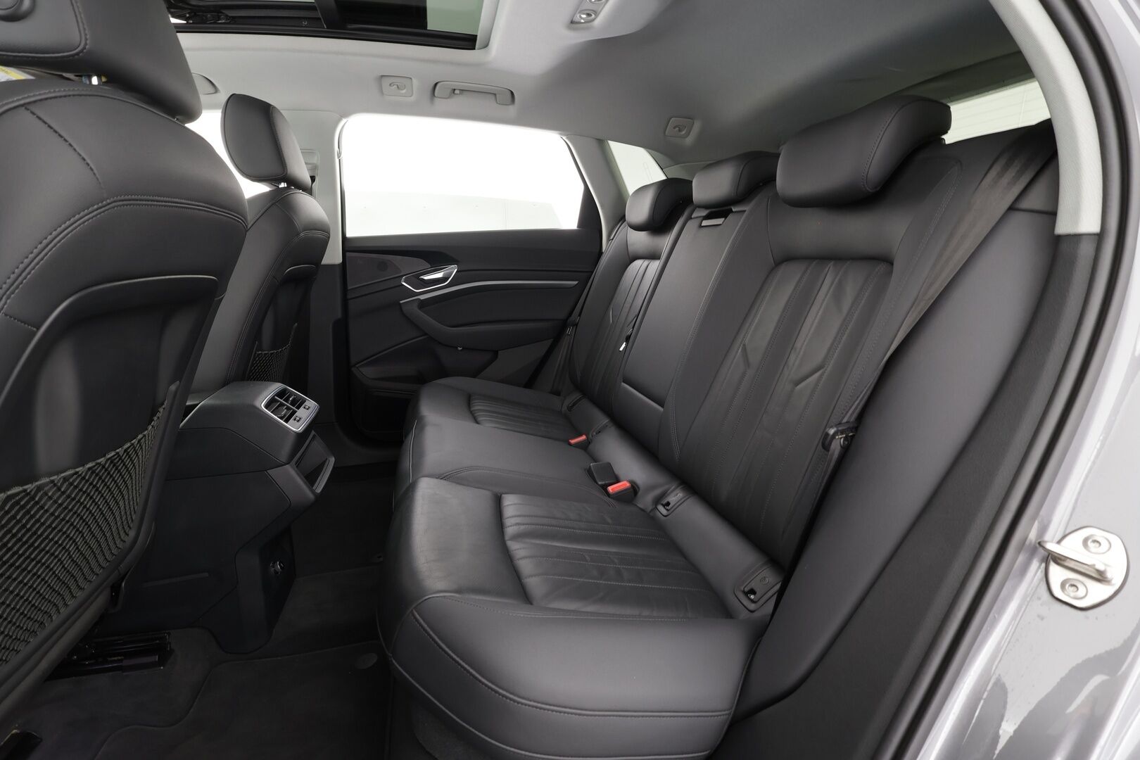 AUDI E-TRON 2020 50 Launch Edition plus 71 kWh * ACC / Lisälämmitin / LED / Muistipenkki / P.Tutkat / Panorama / Apple&Android * - Kahdet Renkaat