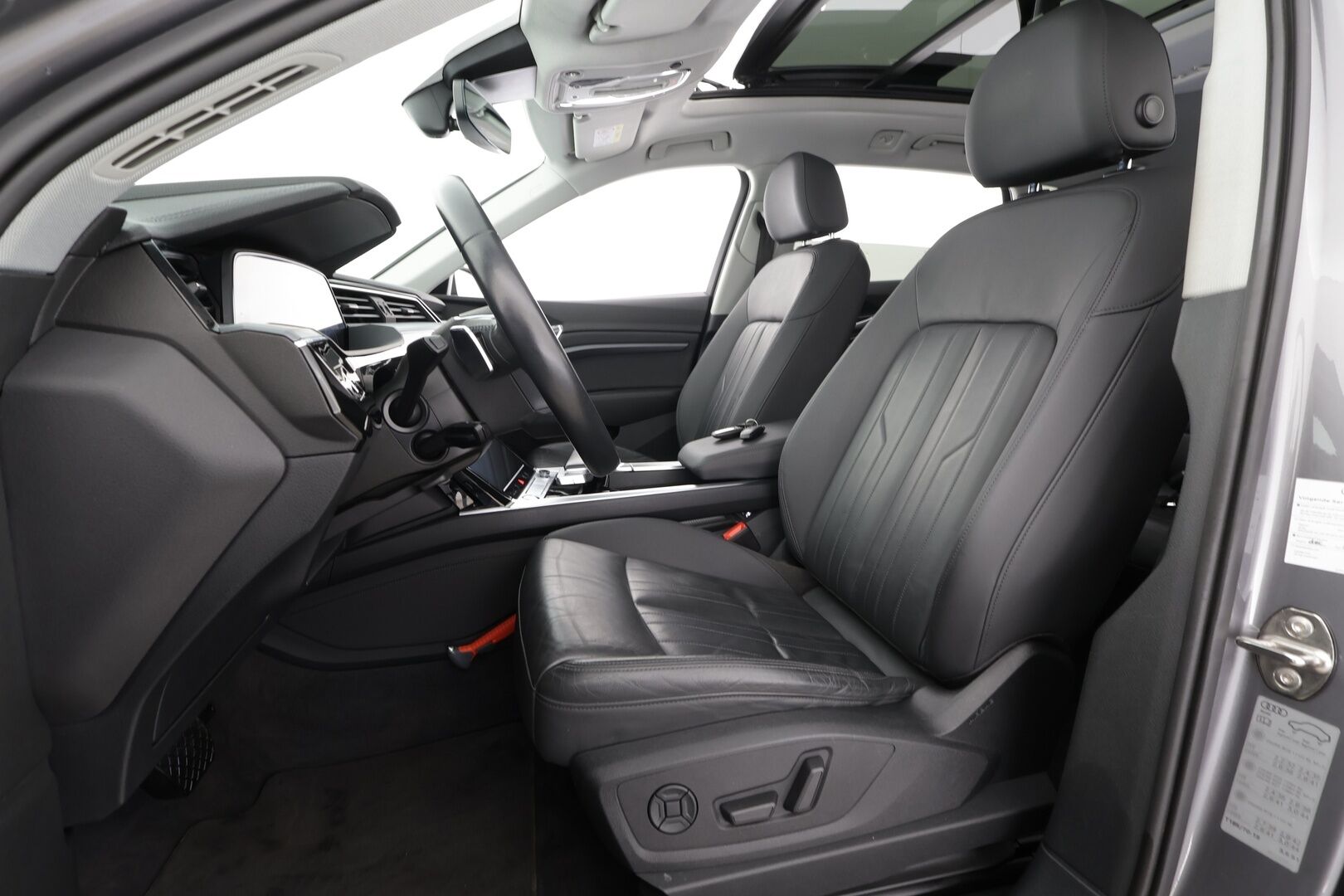 AUDI E-TRON 2020 50 Launch Edition plus 71 kWh * ACC / Lisälämmitin / LED / Muistipenkki / P.Tutkat / Panorama / Apple&Android * - Kahdet Renkaat