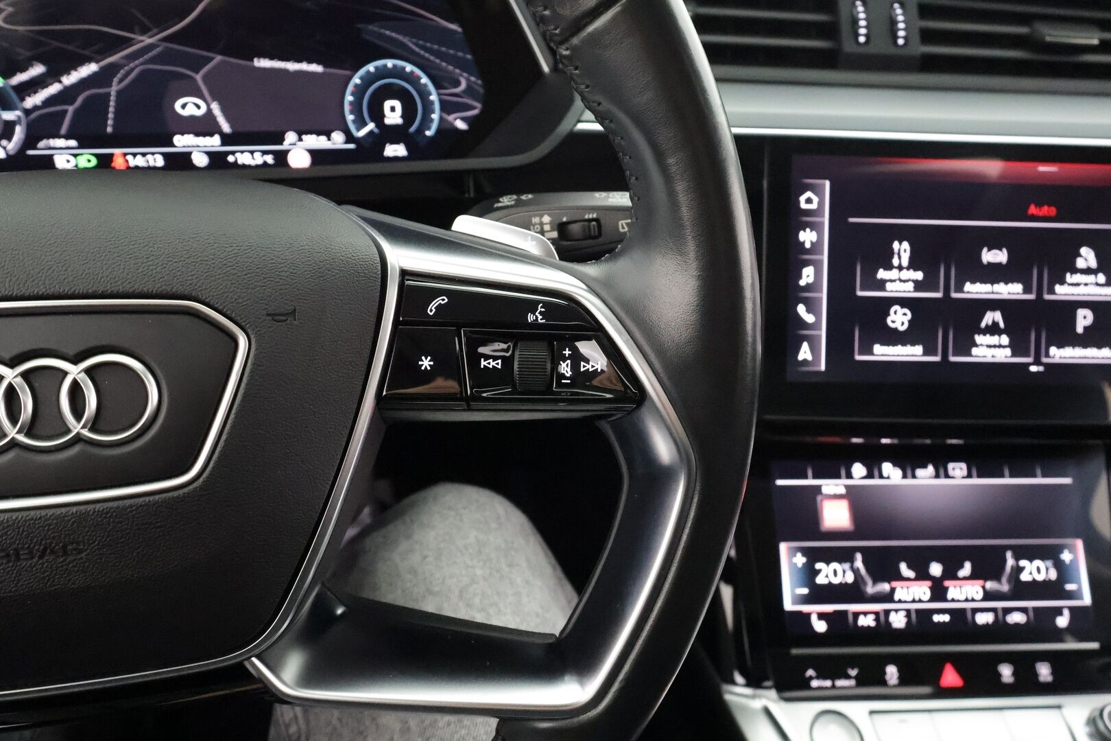 AUDI E-TRON 2020 50 Launch Edition plus 71 kWh * ACC / Lisälämmitin / LED / Muistipenkki / P.Tutkat / Panorama / Apple&Android * - Kahdet Renkaat