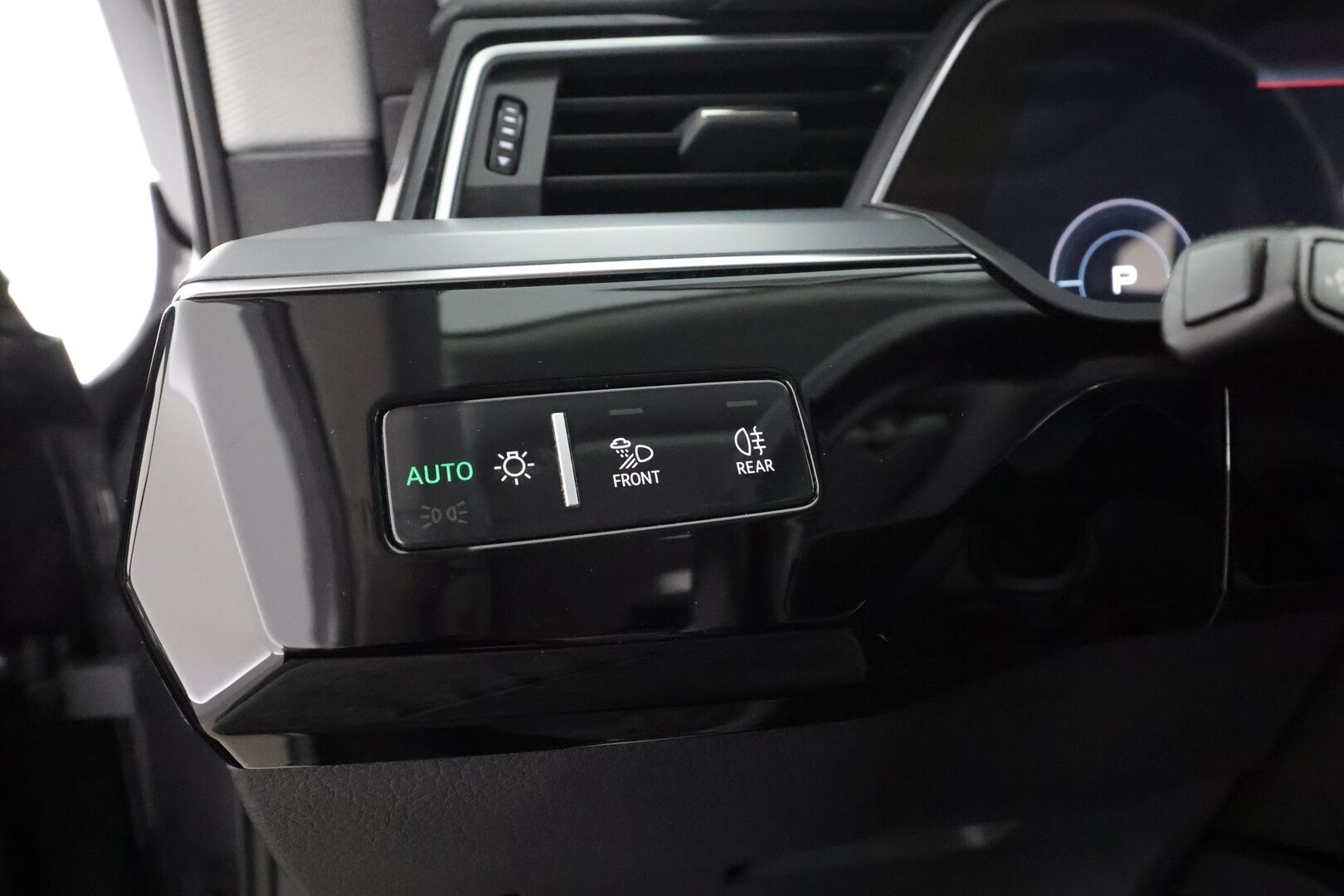 AUDI E-TRON 2020 50 Launch Edition plus 71 kWh * ACC / Lisälämmitin / LED / Muistipenkki / P.Tutkat / Panorama / Apple&Android * - Kahdet Renkaat