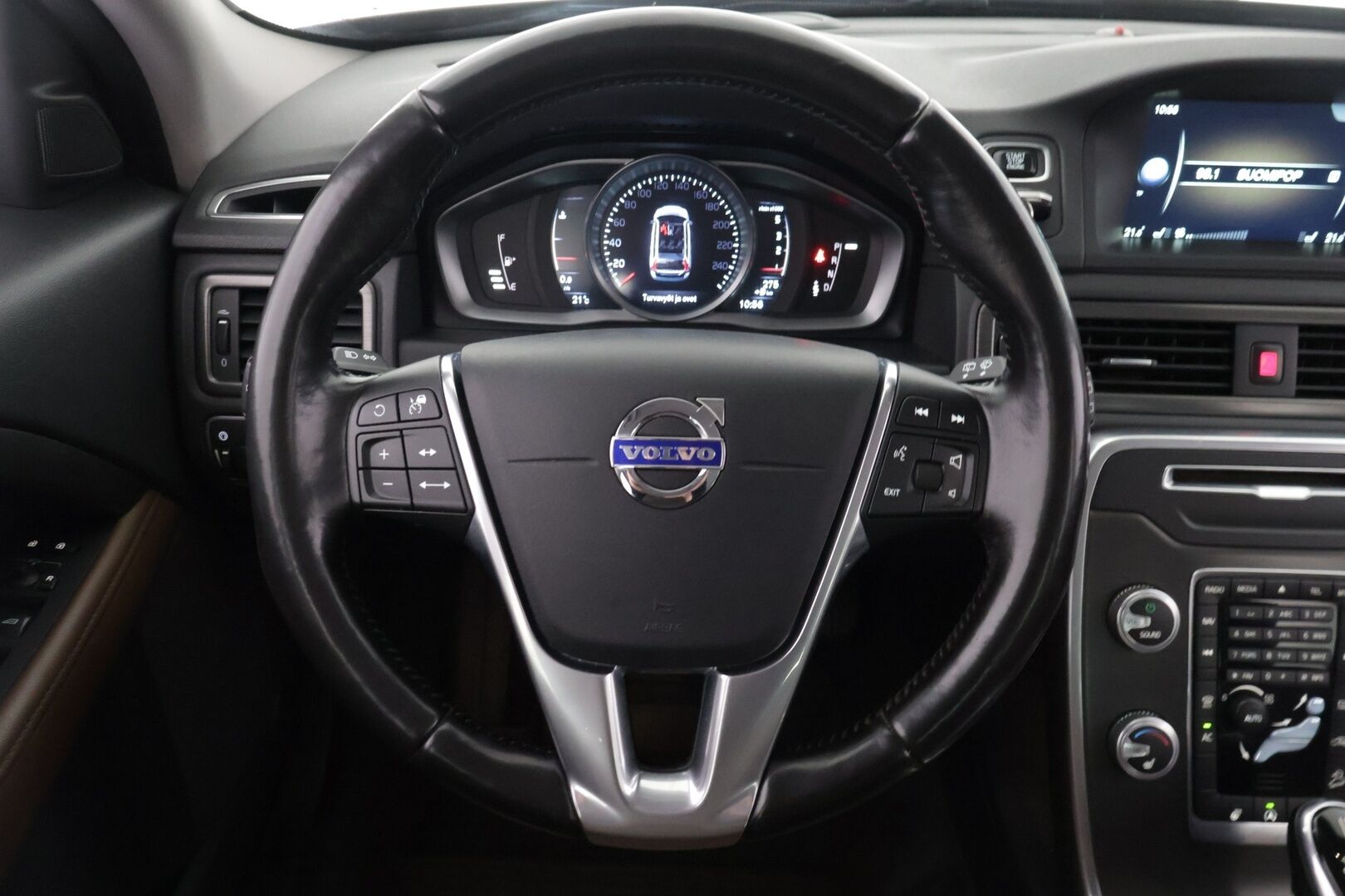 Volvo XC70 2016 D4 AWD Summum aut *Webasto / Adapt. vakkari / Keyless / Nahat muistilla / VOC / Navi / Koukku / Ratinlämmitin / S.kontti* - *Webasto / Adapt. vakkari / Keyless / Nahat muistilla / VOC / Navi / Koukku / Ratinlämmitin / P.tutka*