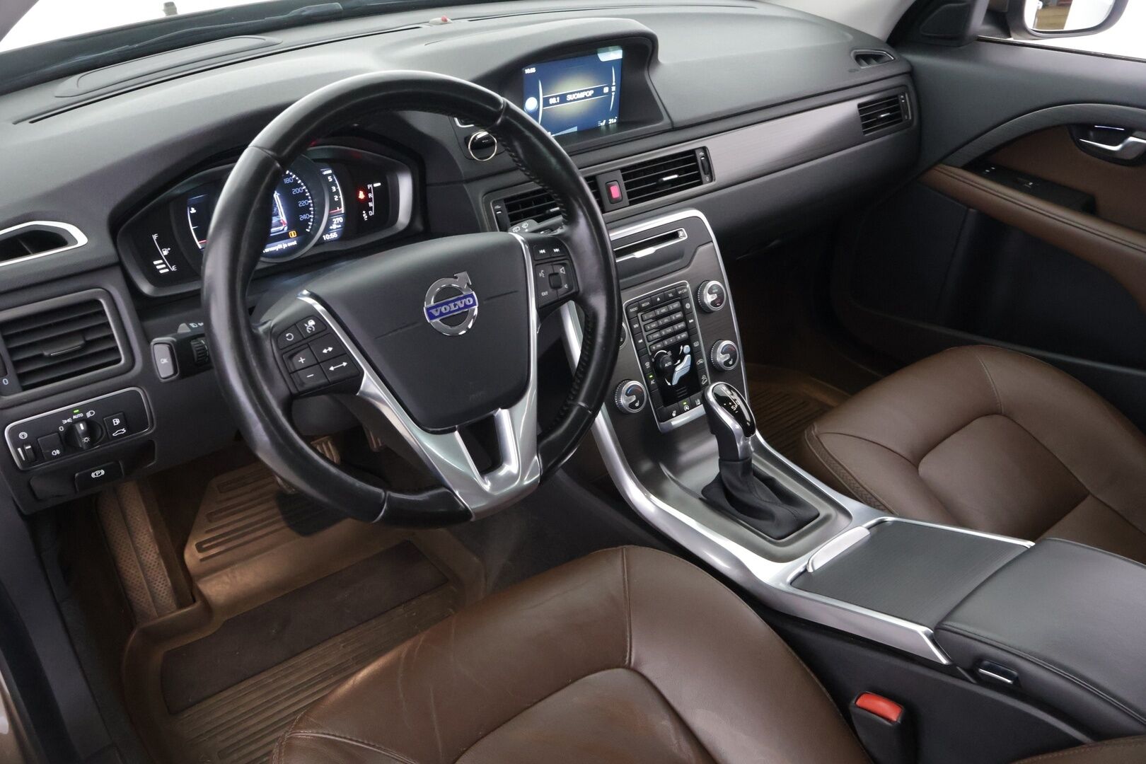 Volvo XC70 2016 D4 AWD Summum aut *Webasto / Adapt. vakkari / Keyless / Nahat muistilla / VOC / Navi / Koukku / Ratinlämmitin / S.kontti* - *Webasto / Adapt. vakkari / Keyless / Nahat muistilla / VOC / Navi / Koukku / Ratinlämmitin / P.tutka*