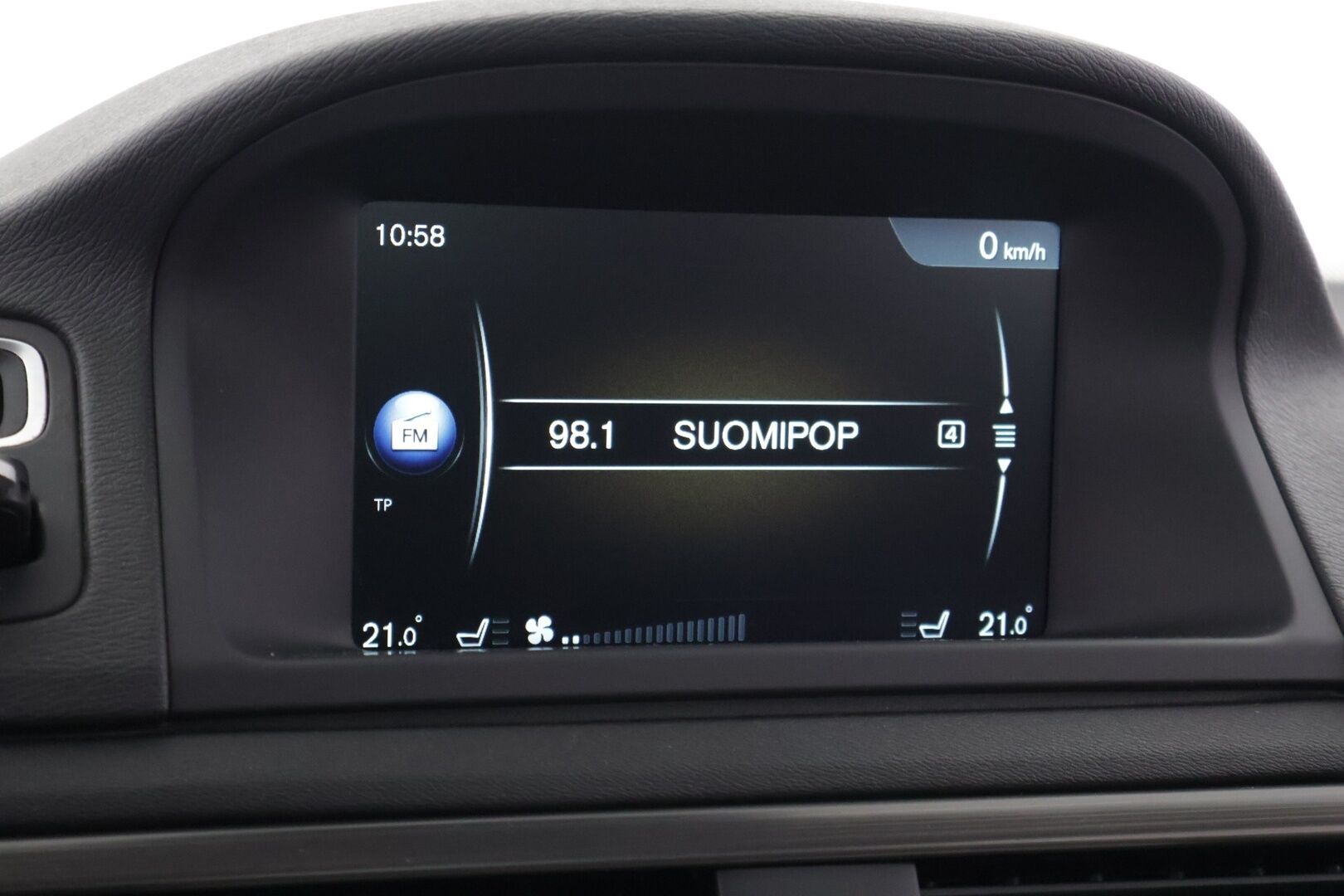 Volvo XC70 2016 D4 AWD Summum aut *Webasto / Adapt. vakkari / Keyless / Nahat muistilla / VOC / Navi / Koukku / Ratinlämmitin / S.kontti* - *Webasto / Adapt. vakkari / Keyless / Nahat muistilla / VOC / Navi / Koukku / Ratinlämmitin / P.tutka*