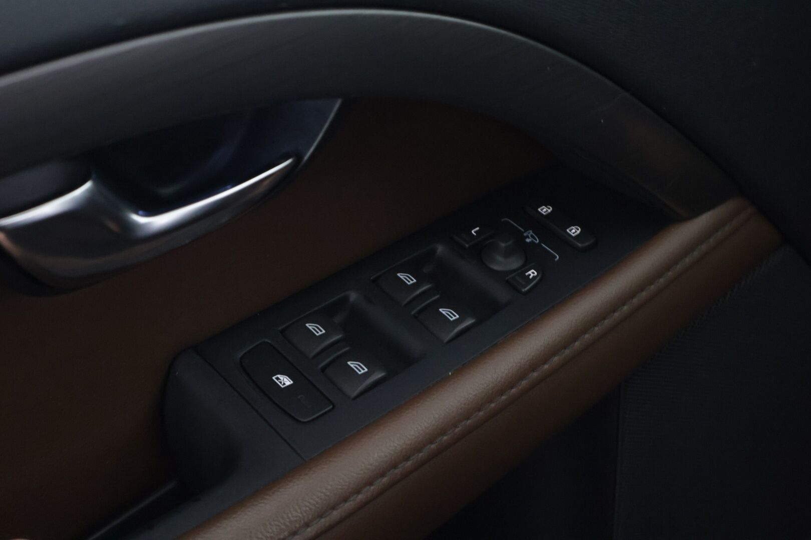 Volvo XC70 2016 D4 AWD Summum aut *Webasto / Adapt. vakkari / Keyless / Nahat muistilla / VOC / Navi / Koukku / Ratinlämmitin / S.kontti* - *Webasto / Adapt. vakkari / Keyless / Nahat muistilla / VOC / Navi / Koukku / Ratinlämmitin / P.tutka*