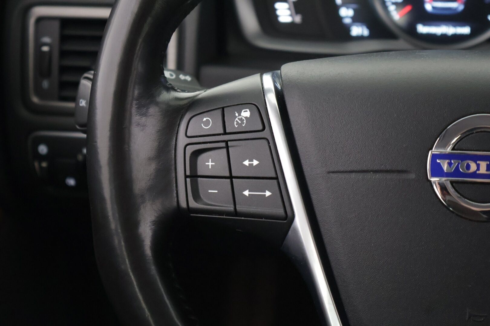 Volvo XC70 2016 D4 AWD Summum aut *Webasto / Adapt. vakkari / Keyless / Nahat muistilla / VOC / Navi / Koukku / Ratinlämmitin / S.kontti* - *Webasto / Adapt. vakkari / Keyless / Nahat muistilla / VOC / Navi / Koukku / Ratinlämmitin / P.tutka*
