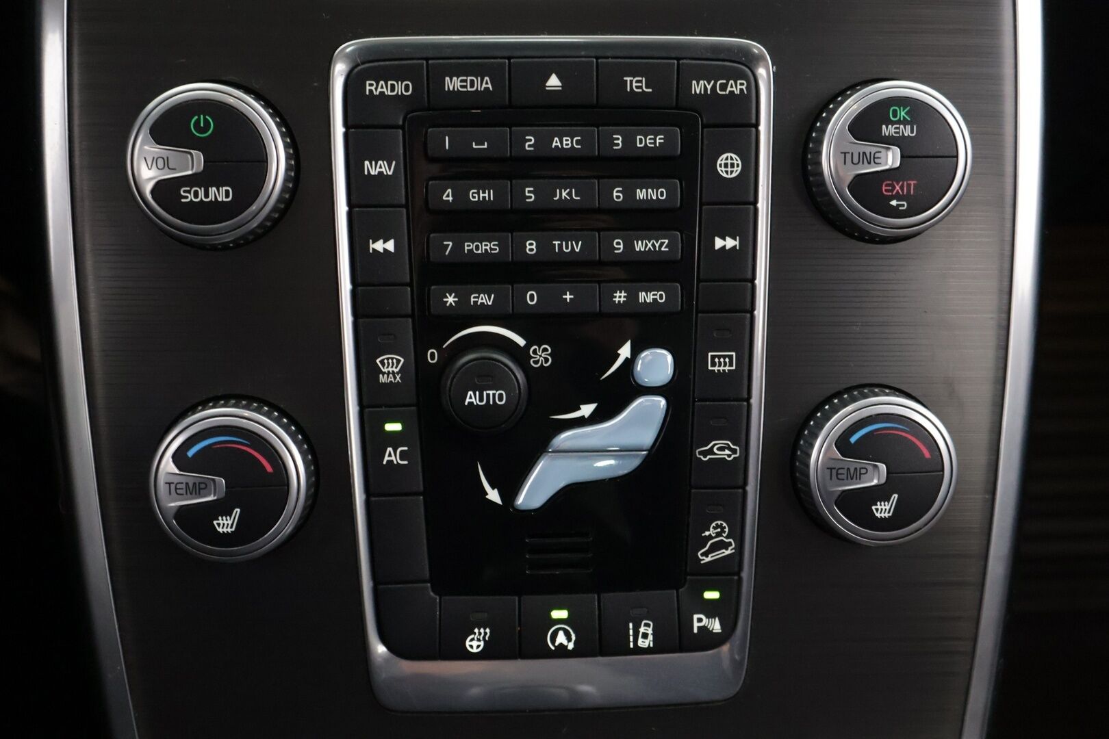 Volvo XC70 2016 D4 AWD Summum aut *Webasto / Adapt. vakkari / Keyless / Nahat muistilla / VOC / Navi / Koukku / Ratinlämmitin / S.kontti* - *Webasto / Adapt. vakkari / Keyless / Nahat muistilla / VOC / Navi / Koukku / Ratinlämmitin / P.tutka*