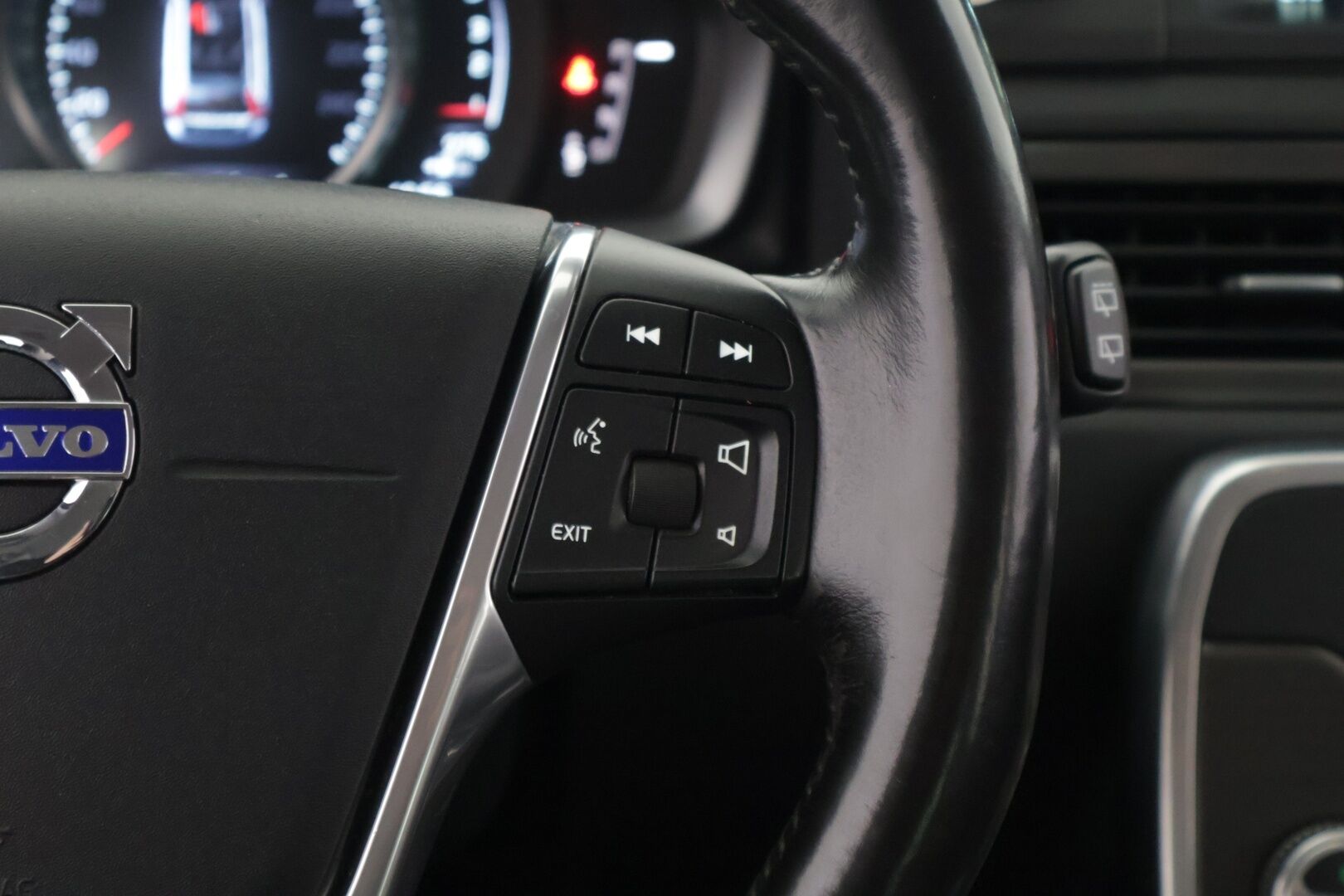 Volvo XC70 2016 D4 AWD Summum aut *Webasto / Adapt. vakkari / Keyless / Nahat muistilla / VOC / Navi / Koukku / Ratinlämmitin / S.kontti* - *Webasto / Adapt. vakkari / Keyless / Nahat muistilla / VOC / Navi / Koukku / Ratinlämmitin / P.tutka*