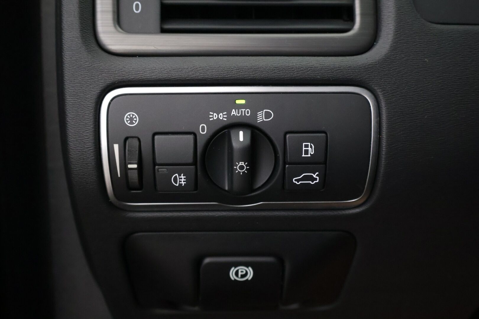Volvo XC70 2016 D4 AWD Summum aut *Webasto / Adapt. vakkari / Keyless / Nahat muistilla / VOC / Navi / Koukku / Ratinlämmitin / S.kontti* - *Webasto / Adapt. vakkari / Keyless / Nahat muistilla / VOC / Navi / Koukku / Ratinlämmitin / P.tutka*