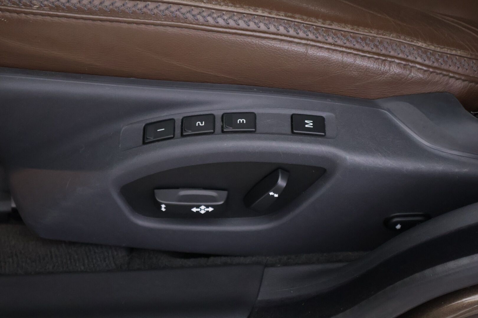 Volvo XC70 2016 D4 AWD Summum aut *Webasto / Adapt. vakkari / Keyless / Nahat muistilla / VOC / Navi / Koukku / Ratinlämmitin / S.kontti* - *Webasto / Adapt. vakkari / Keyless / Nahat muistilla / VOC / Navi / Koukku / Ratinlämmitin / P.tutka*