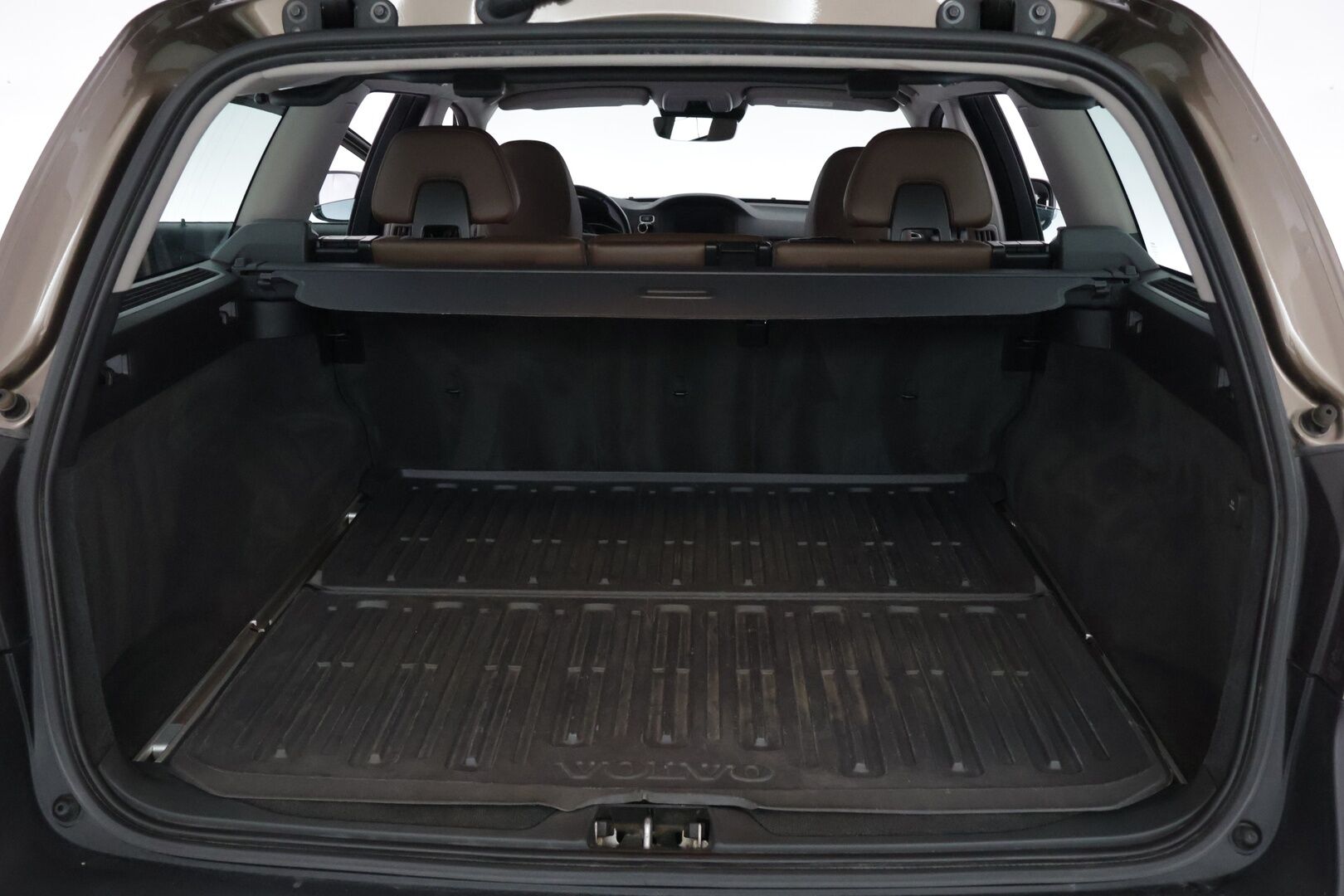 Volvo XC70 2016 D4 AWD Summum aut *Webasto / Adapt. vakkari / Keyless / Nahat muistilla / VOC / Navi / Koukku / Ratinlämmitin / S.kontti* - *Webasto / Adapt. vakkari / Keyless / Nahat muistilla / VOC / Navi / Koukku / Ratinlämmitin / P.tutka*