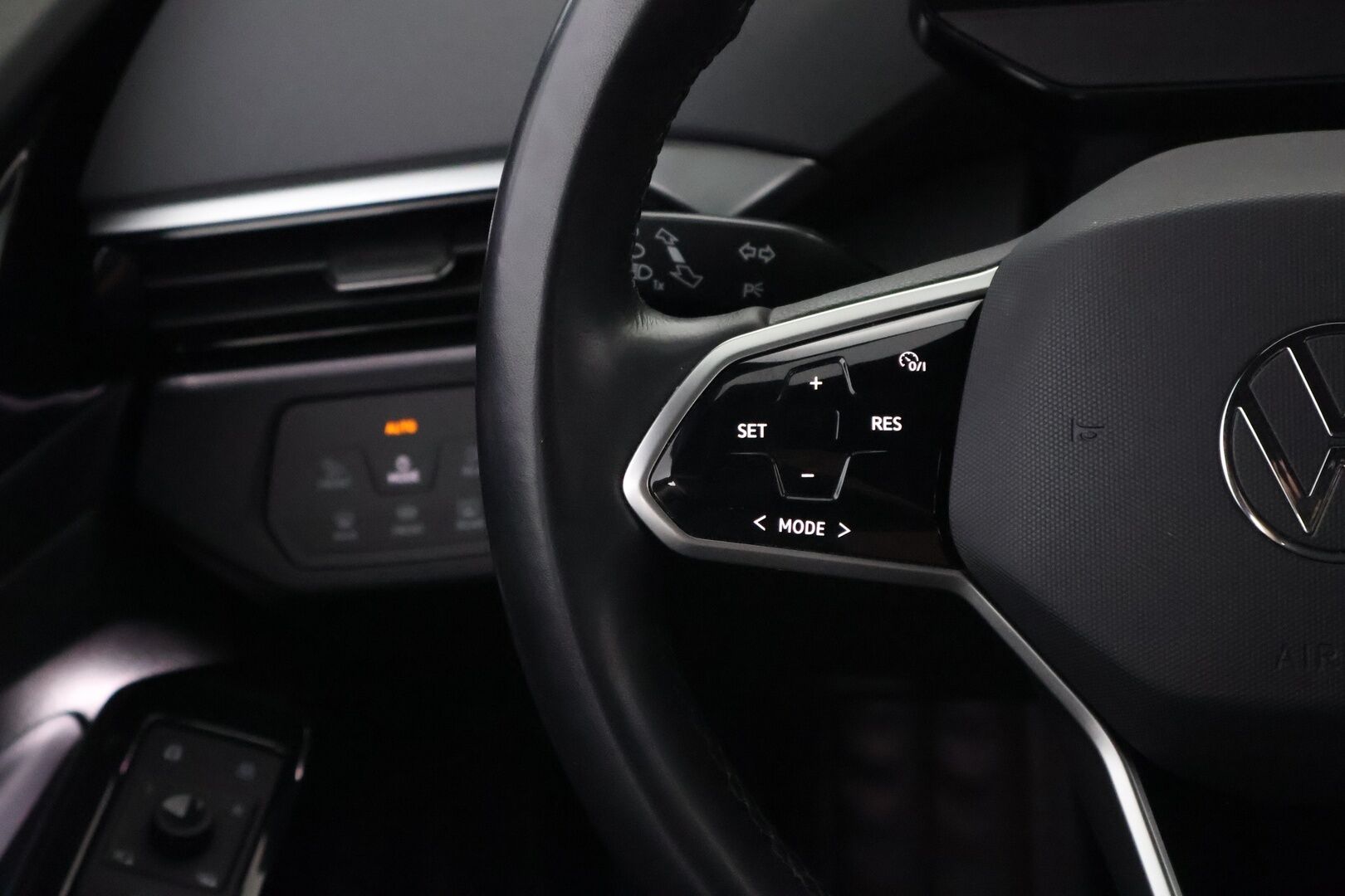 VOLKSWAGEN ID.4 2022 Pro Performance 150 kW, akku 77 kWh - SoH 94% / Adapt.Vakkari / Vetokoukku / iQ Matrix LED / 360-Kamera / Sähköluukku / Lämpöpumppu / 2x Renkaat aluvantein!