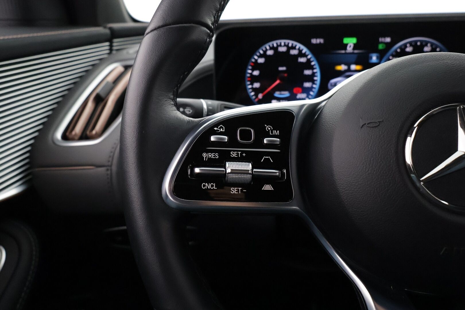 MERCEDES-BENZ EQC 2023 400 4Matic Business - | Distronic+ | P-kamera | Sporttinahat | Multibeam LED | Ohjausavustin | Apple&Android | Sähköluukku |
