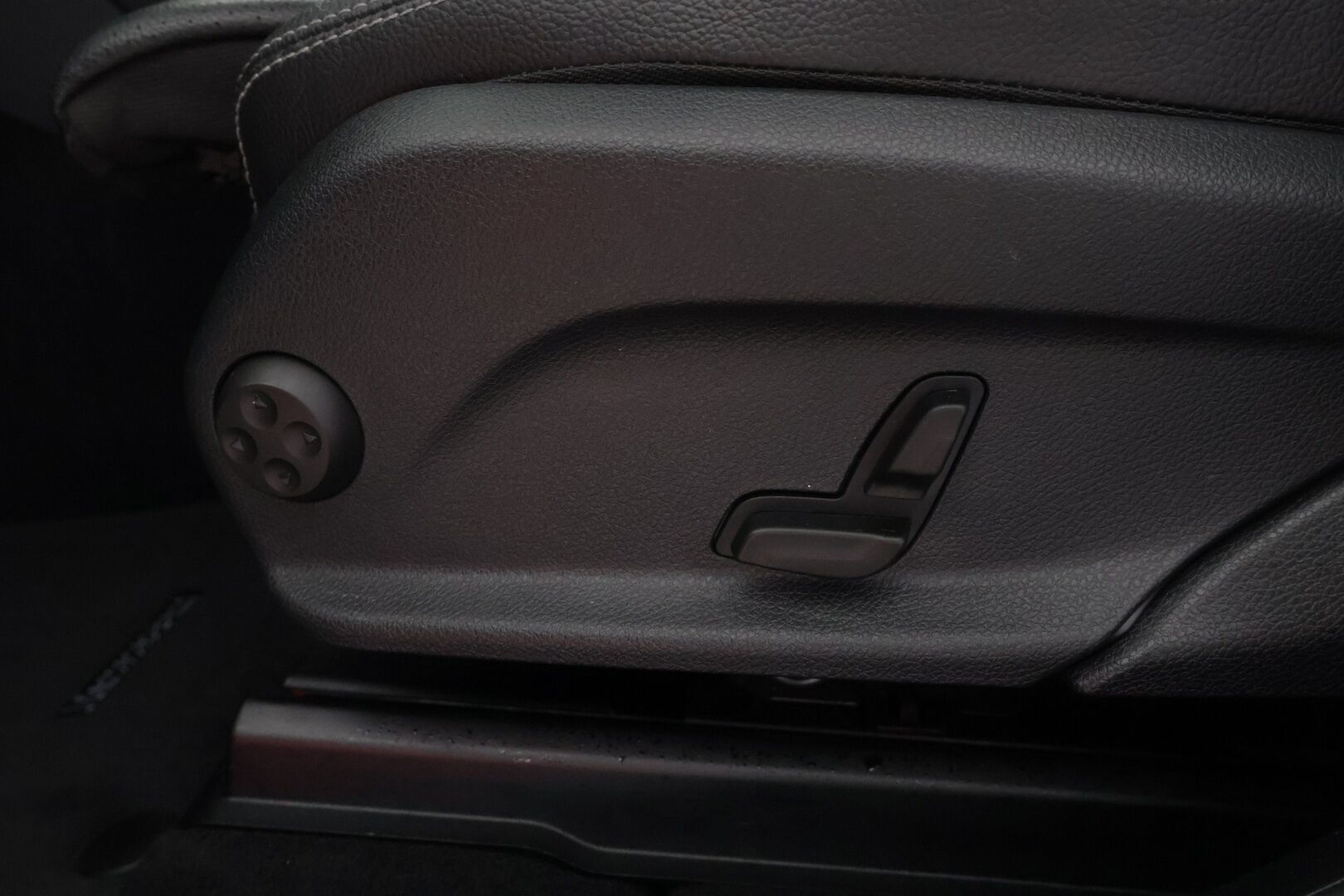 MERCEDES-BENZ EQC 2023 400 4Matic Business - | Distronic+ | P-kamera | Sporttinahat | Multibeam LED | Ohjausavustin | Apple&Android | Sähköluukku |
