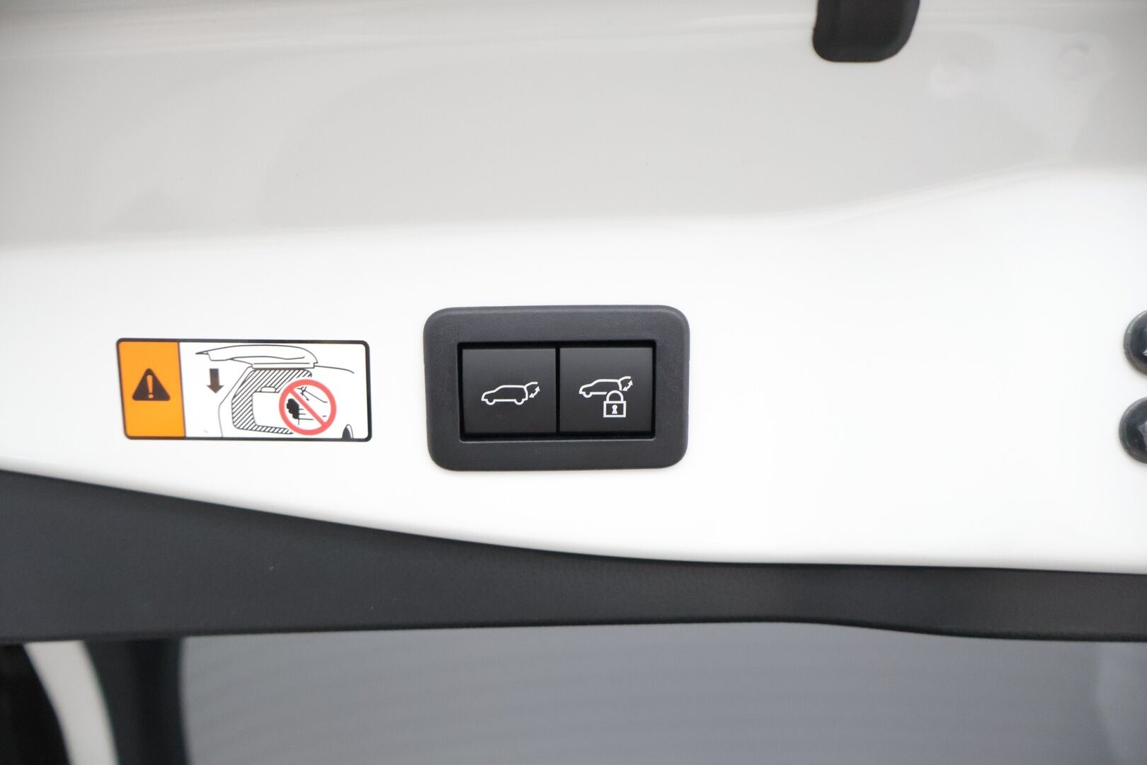 Toyota C-HR 2025 2,0 Hybrid AWD-i Edition * Adapt. vakkari / BLIS / Kessy / P. kamera / Tutkat / Ledit / Sähköluukku / Lämm. tuulilasi * - 3,99 % KORKOTARJOUS TÄHÄN AUTOON 16.9. ASTI! - *Hyvin pidetty 1. omisteinen Suomi-auto tehdastakuulla, hyvillä varusteilla ja juuri tehty nanopinnoite ! *
