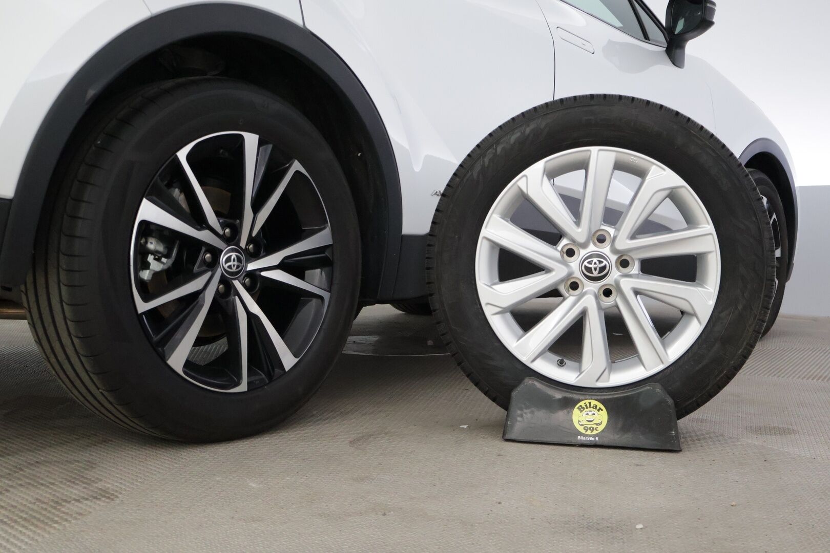 Toyota C-HR 2025 2,0 Hybrid AWD-i Edition * Adapt. vakkari / BLIS / Kessy / P. kamera / Tutkat / Ledit / Sähköluukku / Lämm. tuulilasi * - 3,99 % KORKOTARJOUS TÄHÄN AUTOON 16.9. ASTI! - *Hyvin pidetty 1. omisteinen Suomi-auto tehdastakuulla, hyvillä varusteilla ja juuri tehty nanopinnoite ! *