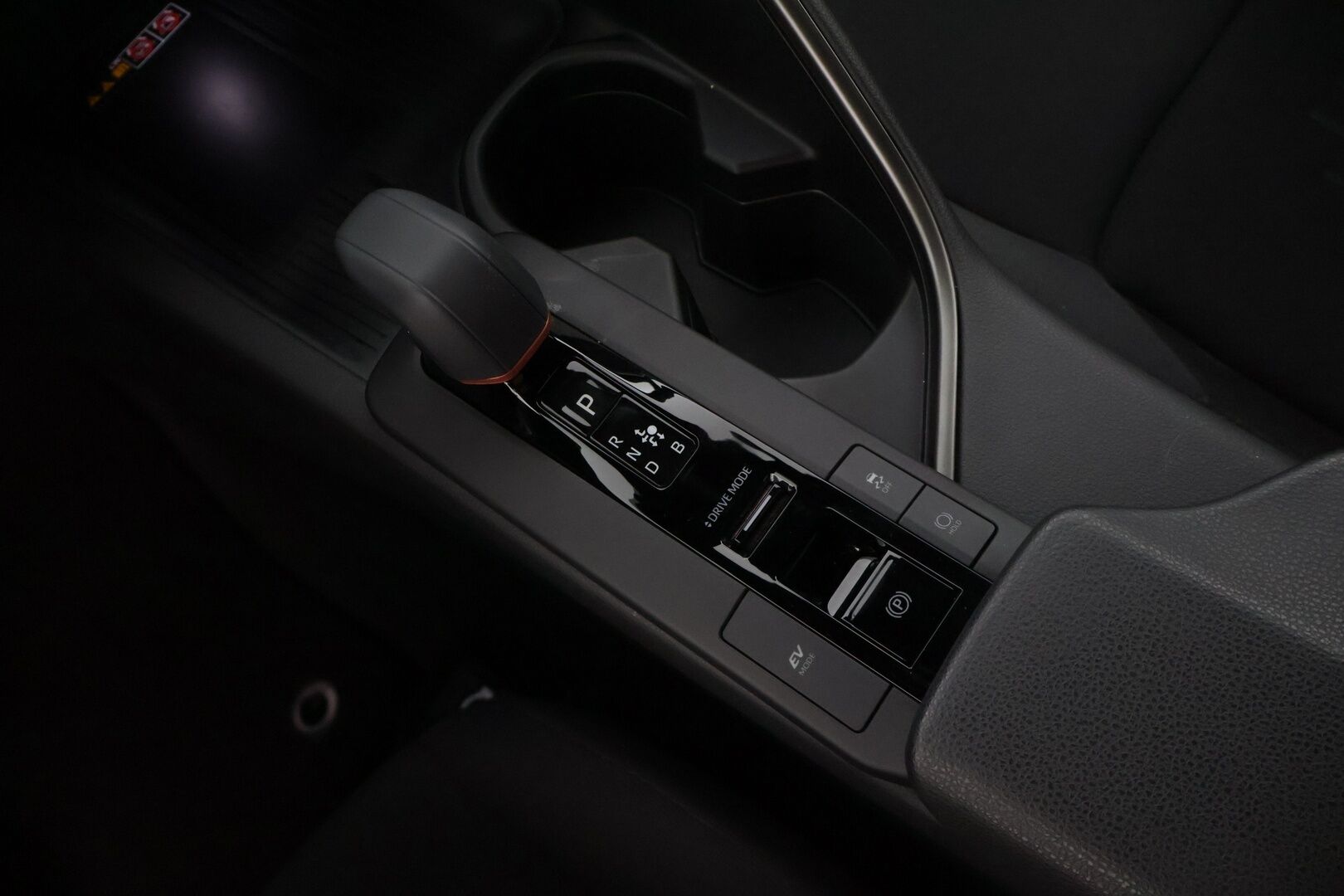 Toyota C-HR 2025 2,0 Hybrid AWD-i Edition * Adapt. vakkari / BLIS / Kessy / P. kamera / Tutkat / Ledit / Sähköluukku / Lämm. tuulilasi * - 3,99 % KORKOTARJOUS TÄHÄN AUTOON 16.9. ASTI! - *Hyvin pidetty 1. omisteinen Suomi-auto tehdastakuulla, hyvillä varusteilla ja juuri tehty nanopinnoite ! *