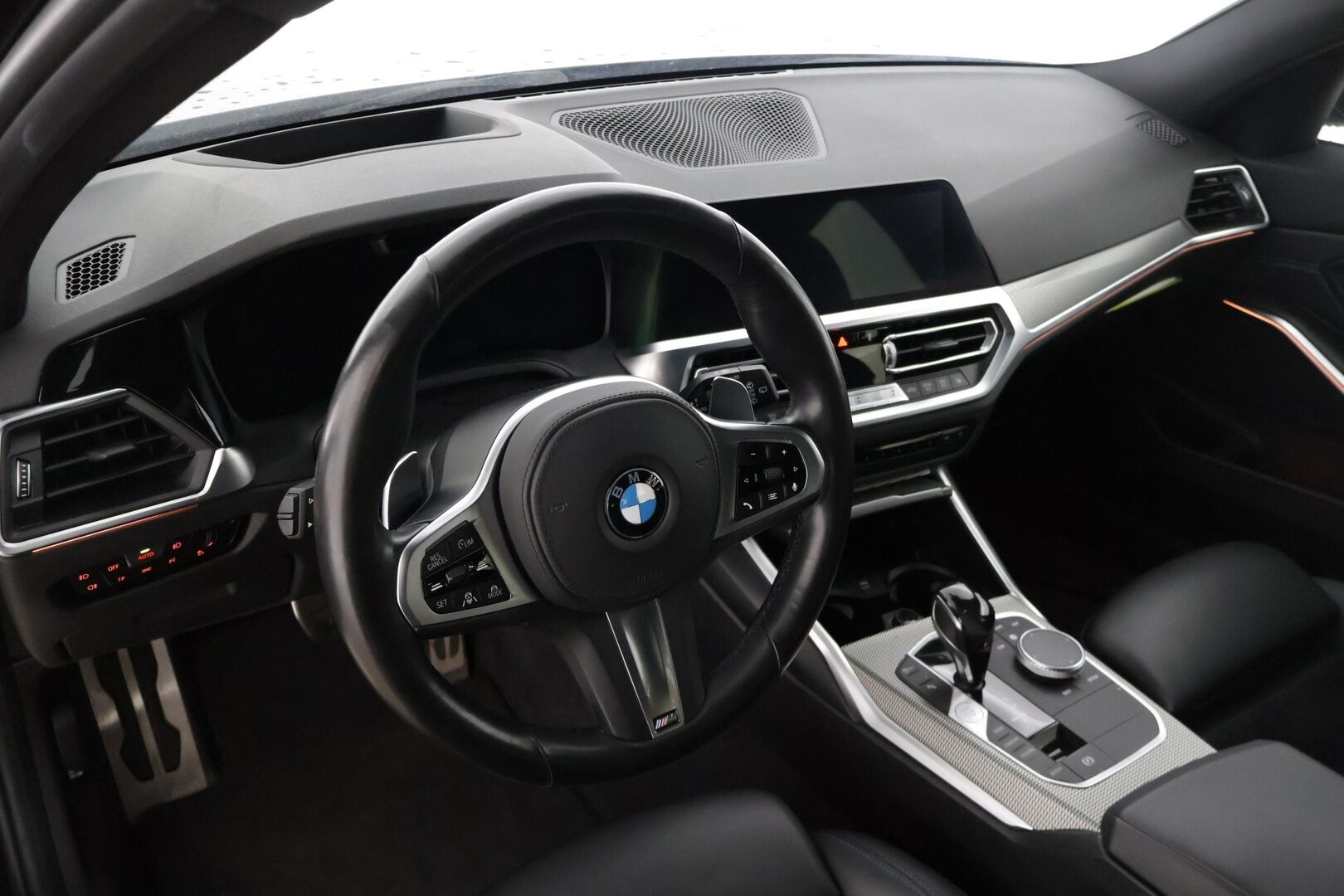 BMW 320 2021 d A xDrive Touring M-Sport* Adapt. Vakkari / HUD / Laser LED / Tutkat / Kaistavahti / Nahka-alcantara Sporttipenkit / Comfort Access * - Todella näyttävä M-Sport, kovilla varusteilla, 2x renkailla ja vanteilla!