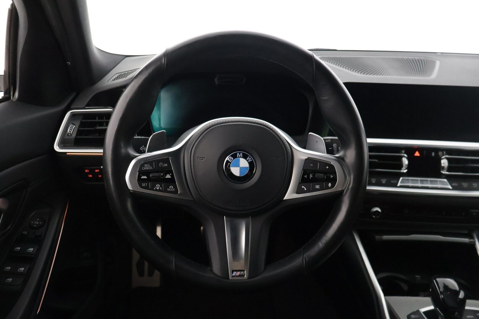 BMW 320 2021 d A xDrive Touring M-Sport* Adapt. Vakkari / HUD / Laser LED / Tutkat / Kaistavahti / Nahka-alcantara Sporttipenkit / Comfort Access * - Todella näyttävä M-Sport, kovilla varusteilla, 2x renkailla ja vanteilla!