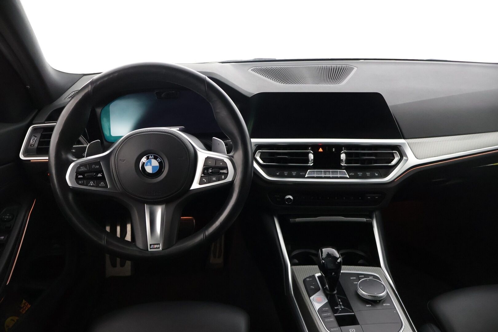 BMW 320 2021 d A xDrive Touring M-Sport* Adapt. Vakkari / HUD / Laser LED / Tutkat / Kaistavahti / Nahka-alcantara Sporttipenkit / Comfort Access * - Todella näyttävä M-Sport, kovilla varusteilla, 2x renkailla ja vanteilla!