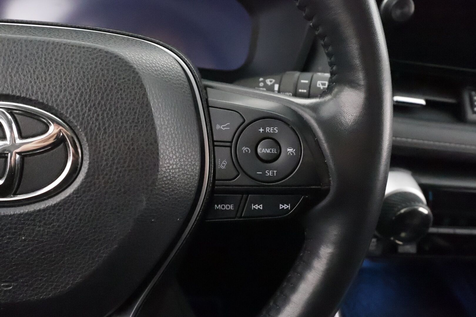 TOYOTA RAV4 2023 Hybrid 2,5 AWD-i Premium  * ACC / P.kamera / Keyless / LED / Muistipenkki / Sähköluukku / Facelift / Nahat *