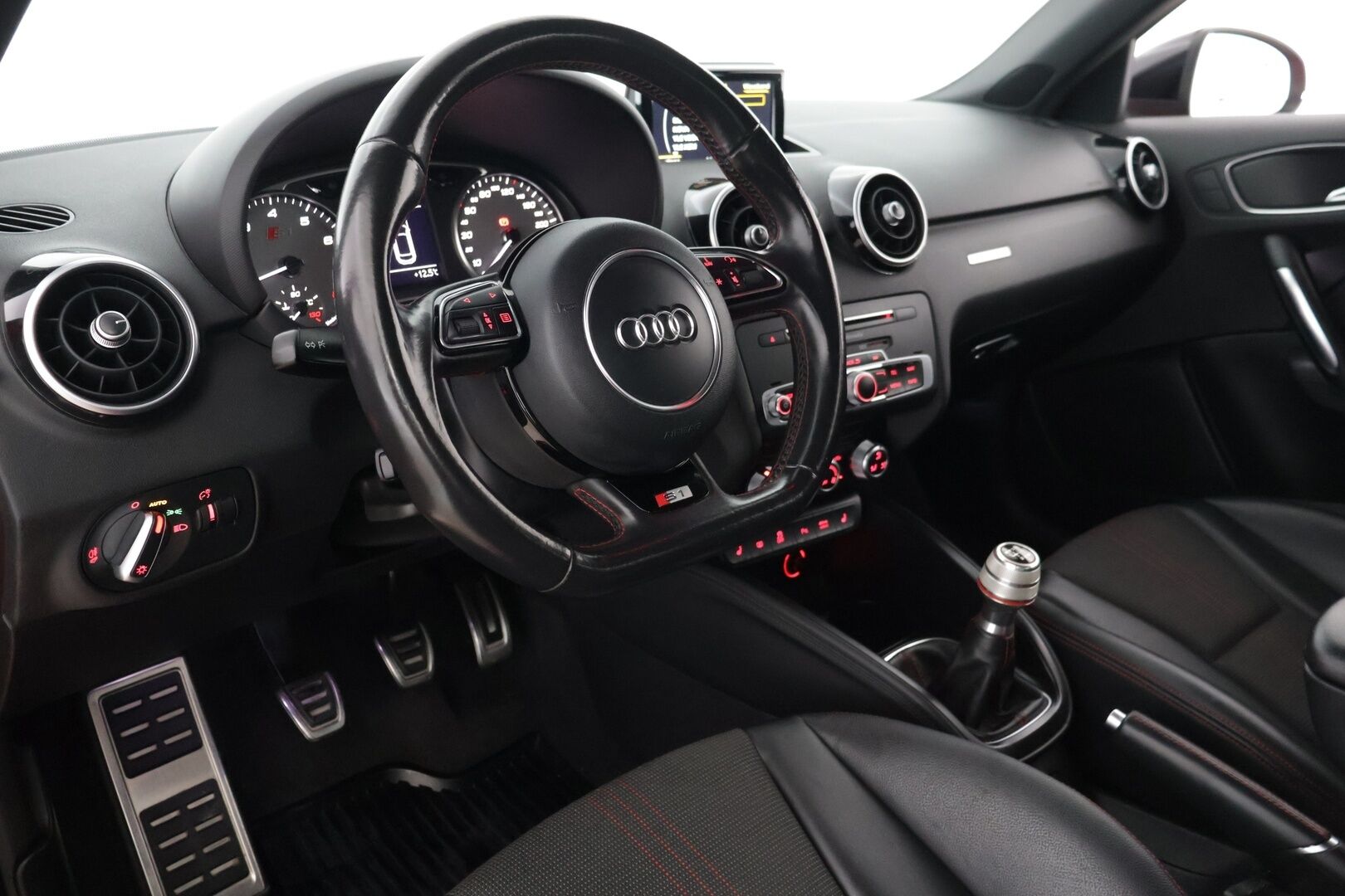 Audi S1 2014 231hv Quattro 2,0 ** Harvinainen / Tutkat /  Bluetooth / Xenon** - Kahdet renkaat vanteineen / Kattava huoltohistoria! - Osta nyt, maksa vasta ensi vuonna