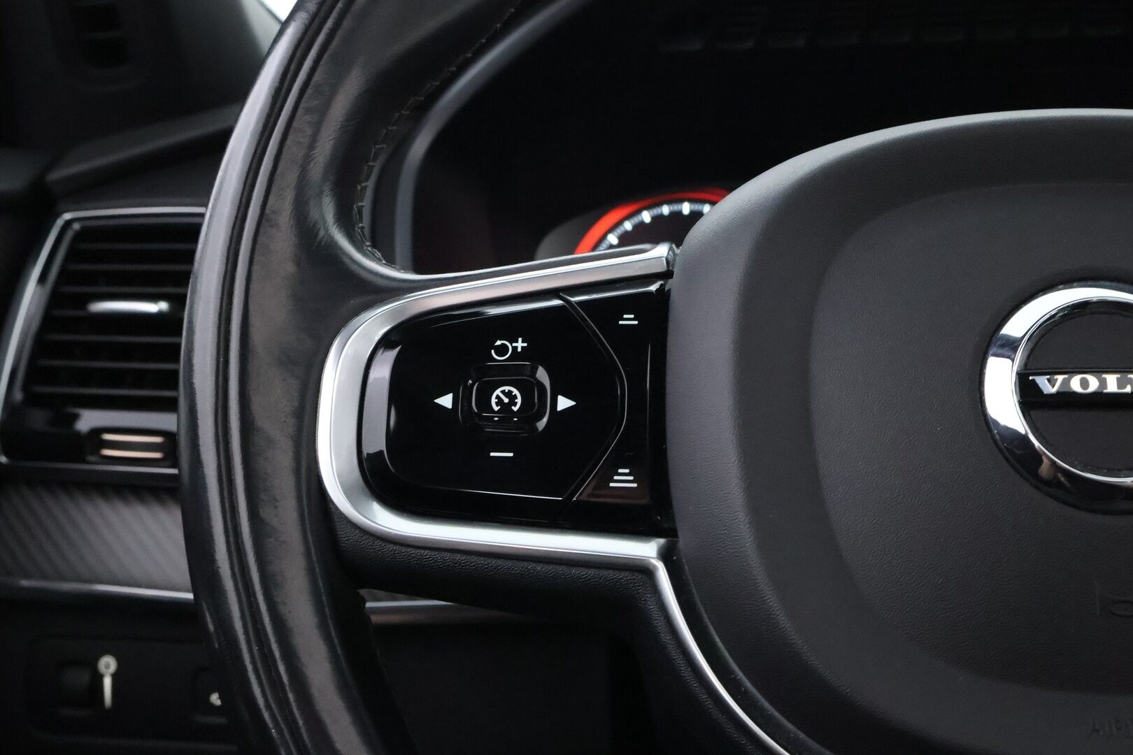 Volvo XC90 2016 D5 AWD R-Design aut 7P - Webasto | B&W | Koukku | ACC | HUD | Full LED | Nahkasisusta | 360-Kamera | Panorama | Ilma-Alusta | Muistipenkit | Polestar | Supervarusteltu!