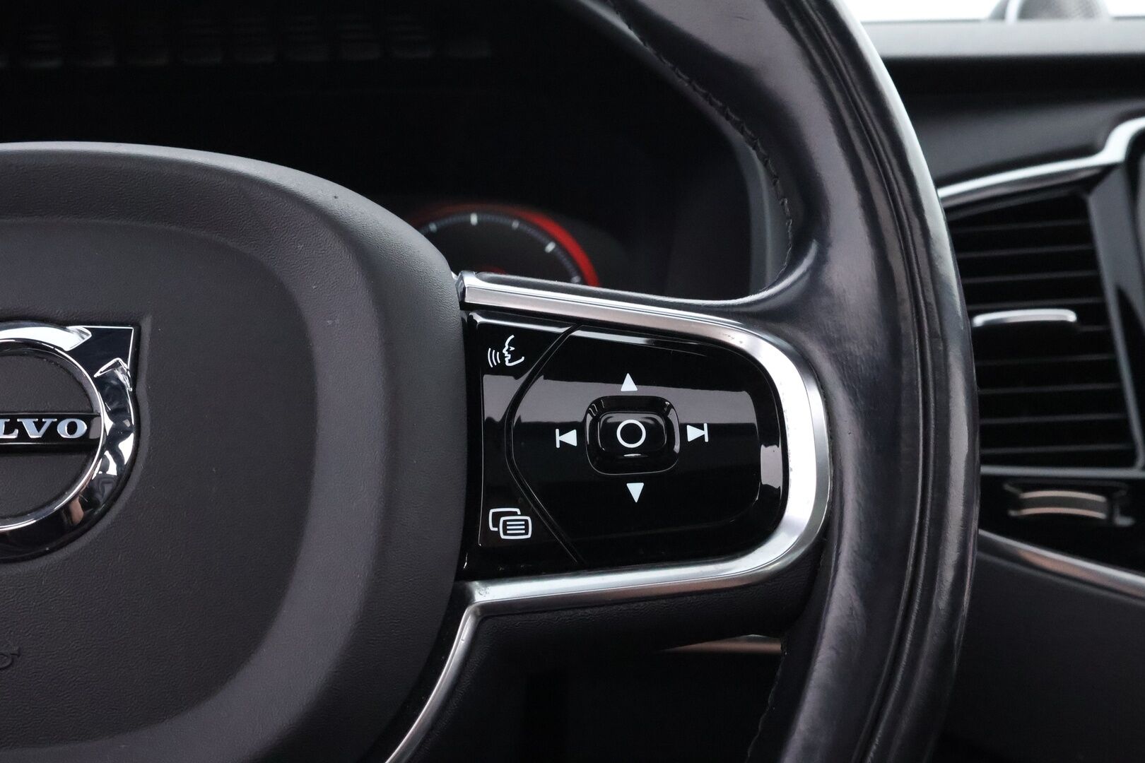 Volvo XC90 2016 D5 AWD R-Design aut 7P - Webasto | B&W | Koukku | ACC | HUD | Full LED | Nahkasisusta | 360-Kamera | Panorama | Ilma-Alusta | Muistipenkit | Polestar | Supervarusteltu!