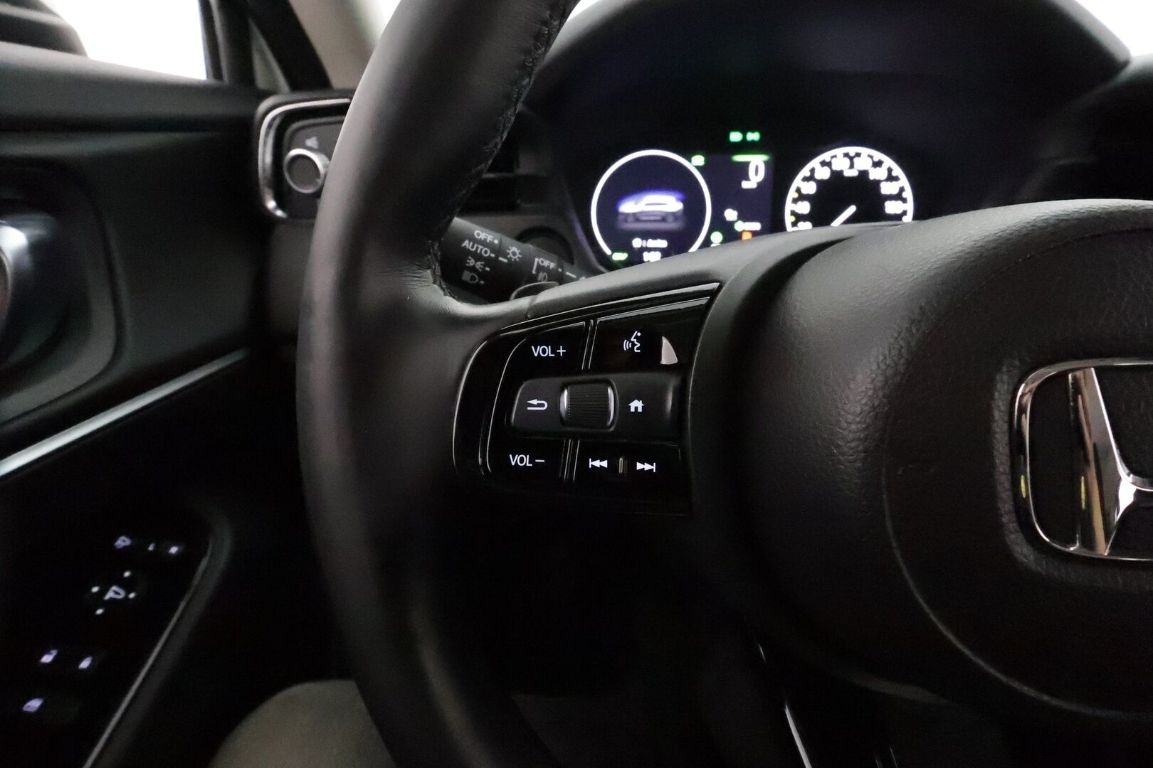 HONDA HR-V 2022 Hybrid Advance **ACC / Navi / LED / P.kamera / KeylessGo / Sähköluukku / Apple&Android / Puolinahat** - Kahdet renkaat aluvanteilla / Merkkihuollettu