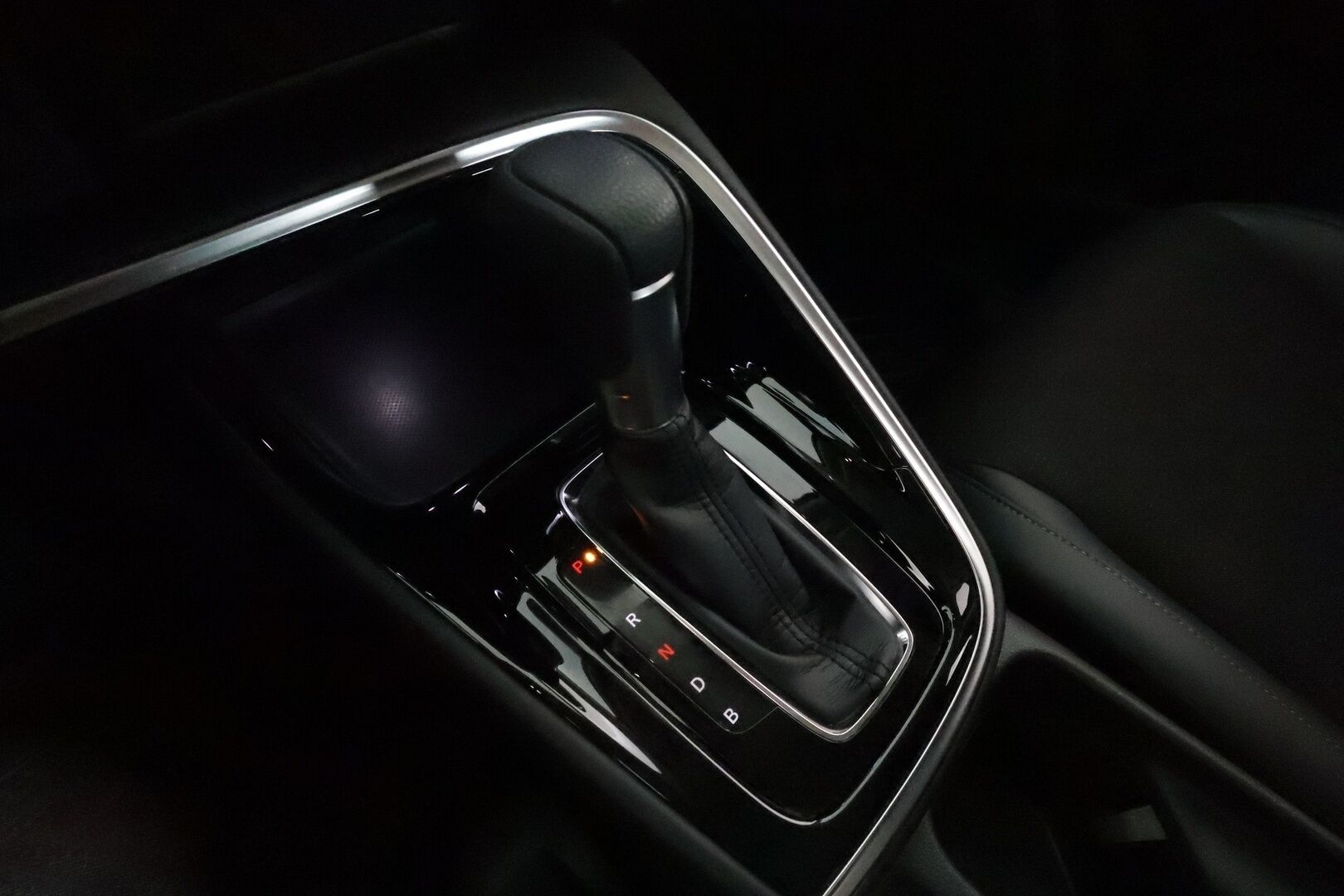 HONDA HR-V 2022 Hybrid Advance **ACC / Navi / LED / P.kamera / KeylessGo / Sähköluukku / Apple&Android / Puolinahat** - Kahdet renkaat aluvanteilla / Merkkihuollettu