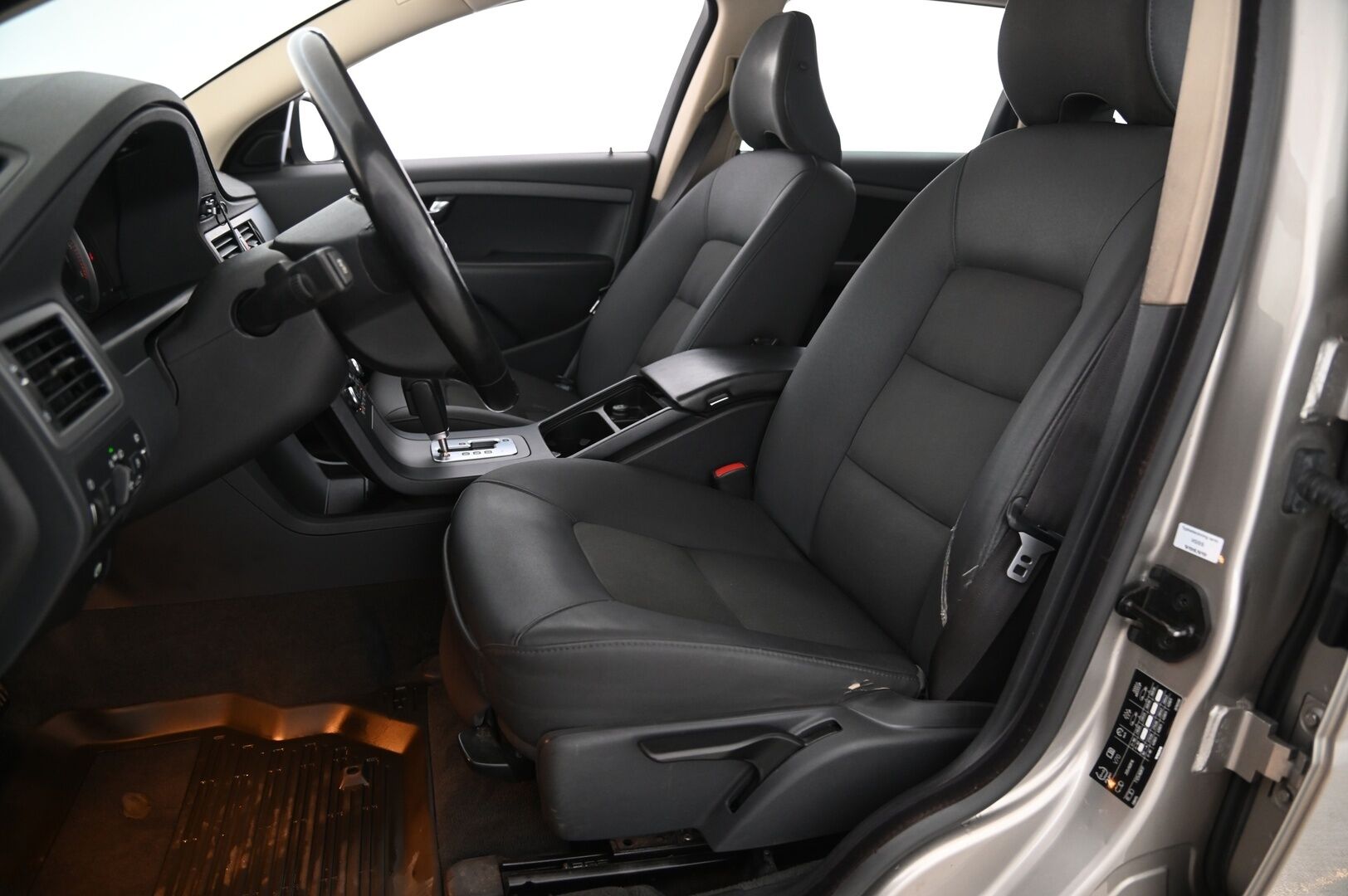 Volvo V70 2008 V70 Farmari (AC) 4ov 2400cm3 A *Vakkari / Koukku / Lohko / Penkinlämmittimet* - *Jakopää juuri tehty! / 2x renkaat & vanteet* - HULLUT AVAJAISHULINAT KORKOTARJOUS 3,29 %