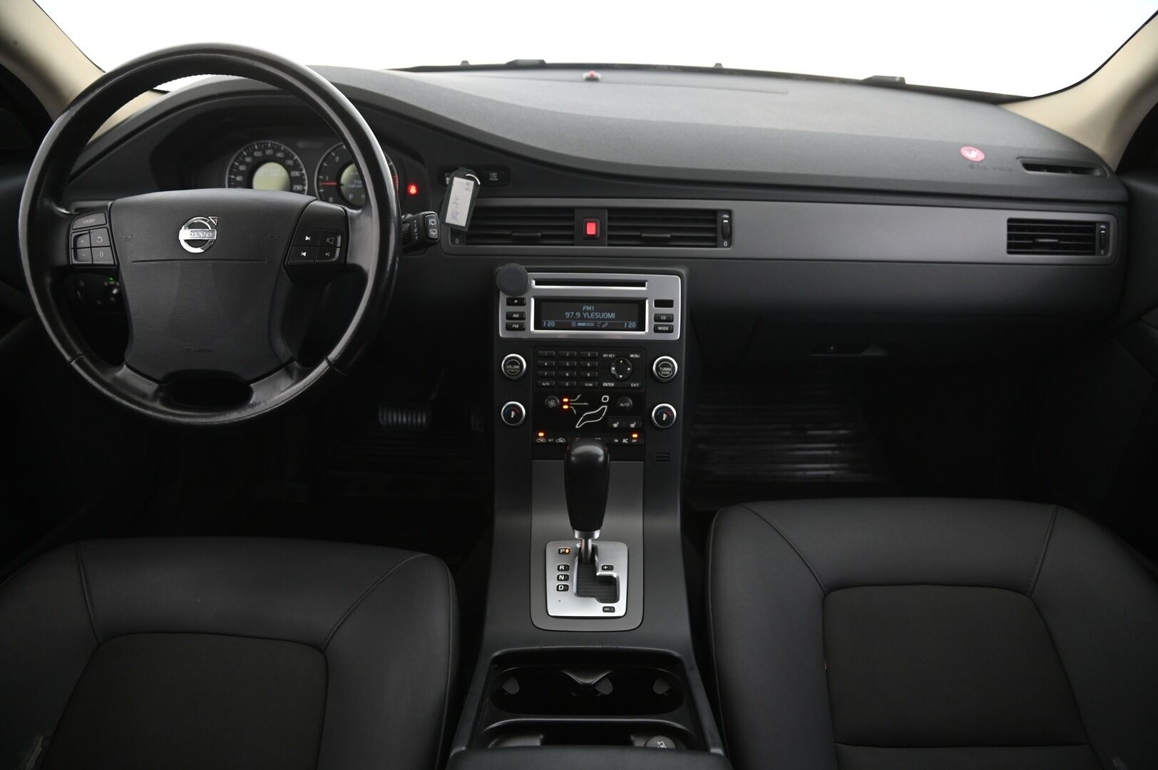 Volvo V70 2008 V70 Farmari (AC) 4ov 2400cm3 A *Vakkari / Koukku / Lohko / Penkinlämmittimet* - *Jakopää juuri tehty! / 2x renkaat & vanteet* - HULLUT AVAJAISHULINAT KORKOTARJOUS 3,29 %