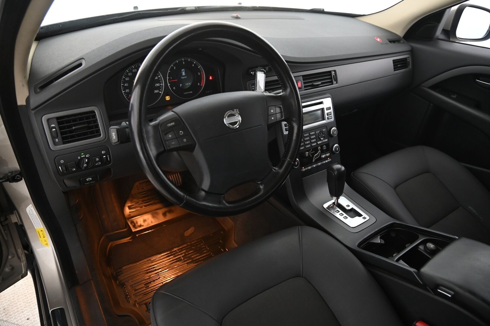 Volvo V70 2008 V70 Farmari (AC) 4ov 2400cm3 A *Vakkari / Koukku / Lohko / Penkinlämmittimet* - *Jakopää juuri tehty! / 2x renkaat & vanteet* - HULLUT AVAJAISHULINAT KORKOTARJOUS 3,29 %