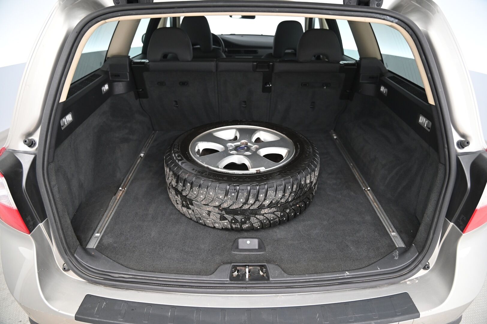 Volvo V70 2008 V70 Farmari (AC) 4ov 2400cm3 A *Vakkari / Koukku / Lohko / Penkinlämmittimet* - *Jakopää juuri tehty! / 2x renkaat & vanteet* - HULLUT AVAJAISHULINAT KORKOTARJOUS 3,29 %