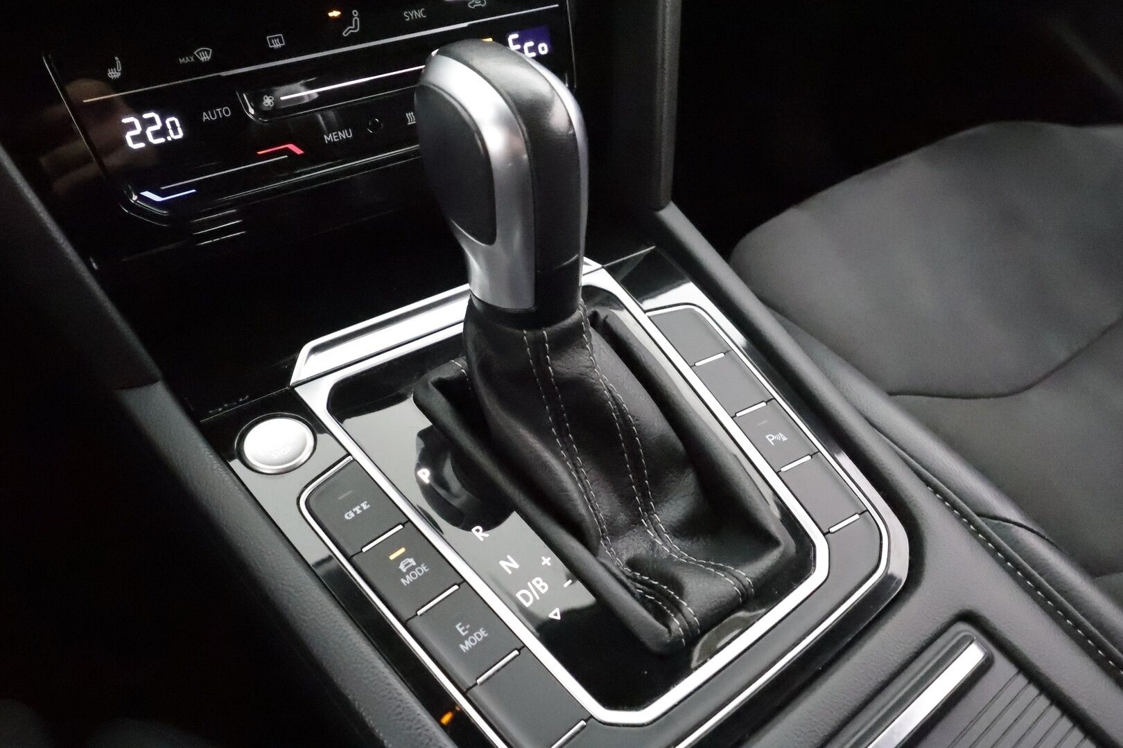 VOLKSWAGEN ARTEON 2022 Shooting Brake R-Line eHybrid 160 kW DSG * ACC / P.kamera / LED / Navi / KeylessGo / Webasto / Koukku * - Akku kuntotarkastettu / Kahdet renkaat aluvanteilla