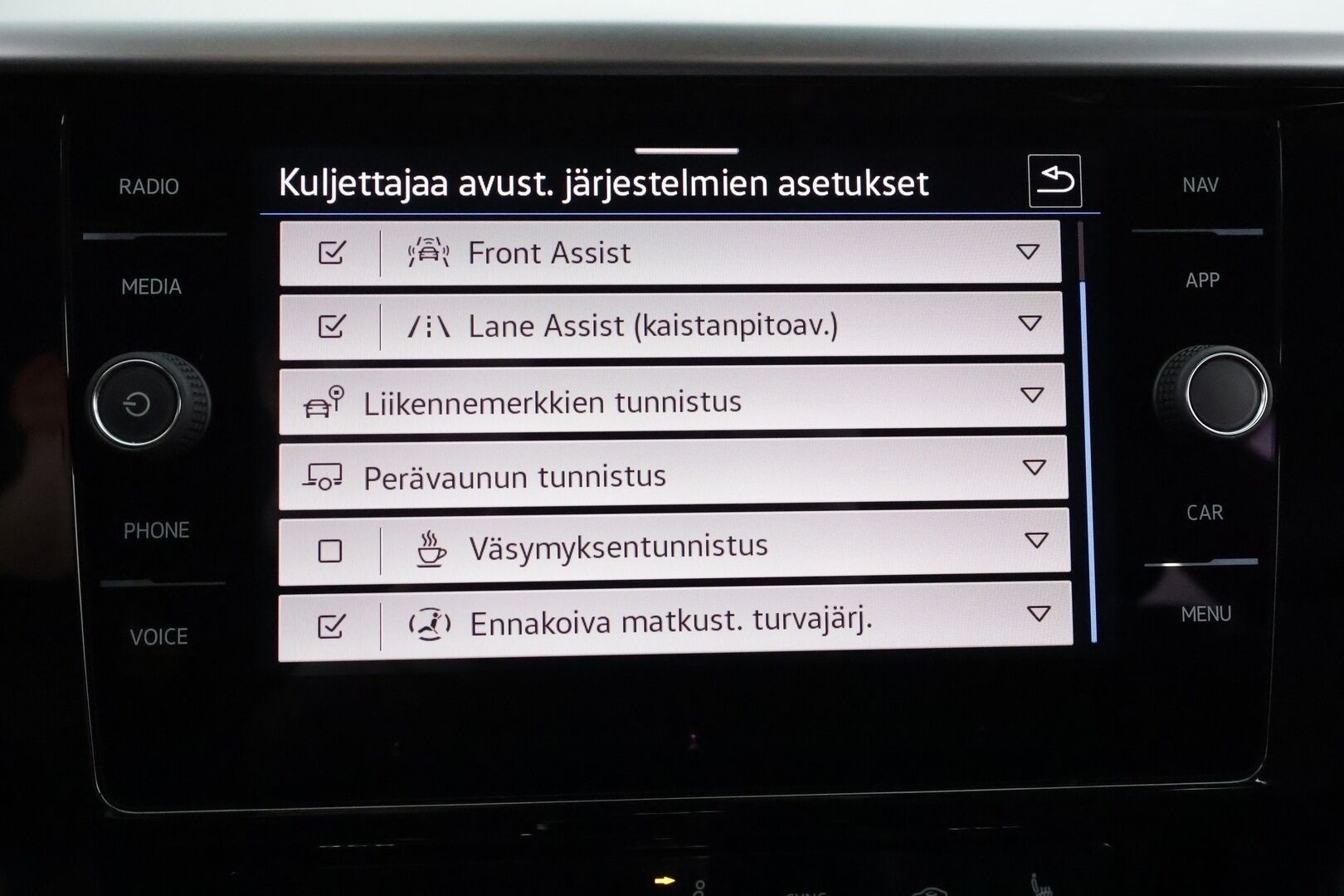 VOLKSWAGEN ARTEON 2022 Shooting Brake R-Line eHybrid 160 kW DSG * ACC / P.kamera / LED / Navi / KeylessGo / Webasto / Koukku * - Akku kuntotarkastettu / Kahdet renkaat aluvanteilla