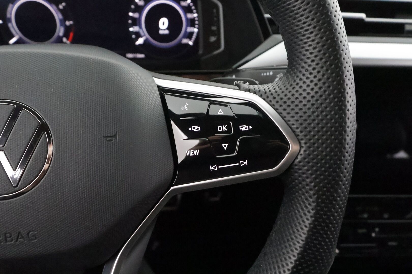 VOLKSWAGEN ARTEON 2022 Shooting Brake R-Line eHybrid 160 kW DSG * ACC / P.kamera / LED / Navi / KeylessGo / Webasto / Koukku * - Akku kuntotarkastettu / Kahdet renkaat aluvanteilla