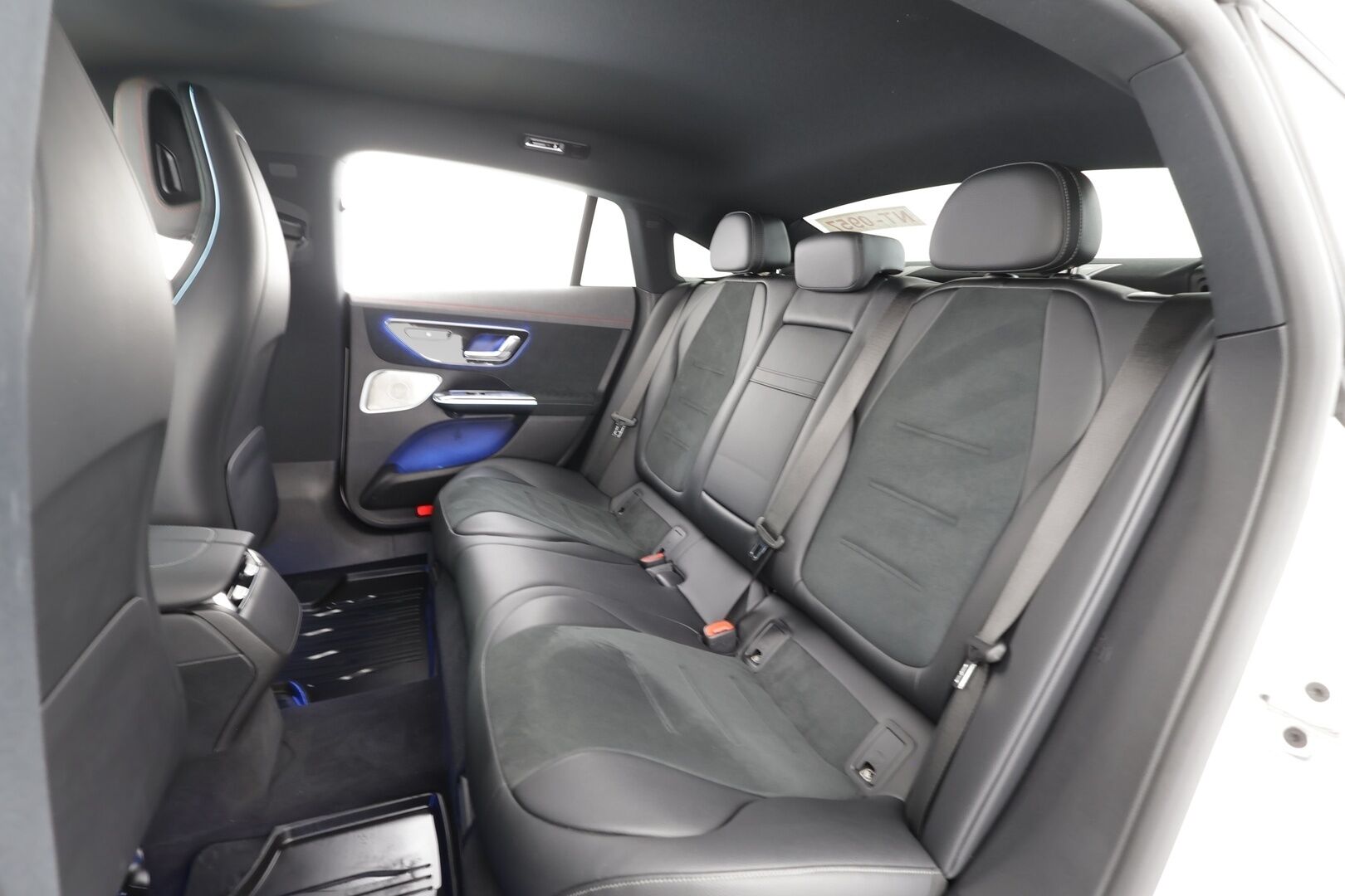 MERCEDES-BENZ EQE 2022 350+ AMG - Koukku | Distronic | Burmester | P.Kamera | Comfort-penkit Muistilla | LED | Navi | Kaistavahti | Keyless