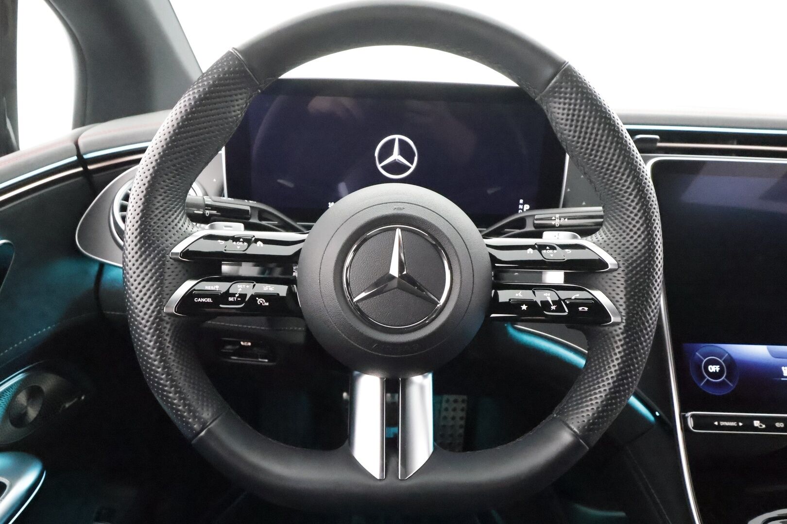 MERCEDES-BENZ EQE 2022 350+ AMG - Koukku | Distronic | Burmester | P.Kamera | Comfort-penkit Muistilla | LED | Navi | Kaistavahti | Keyless
