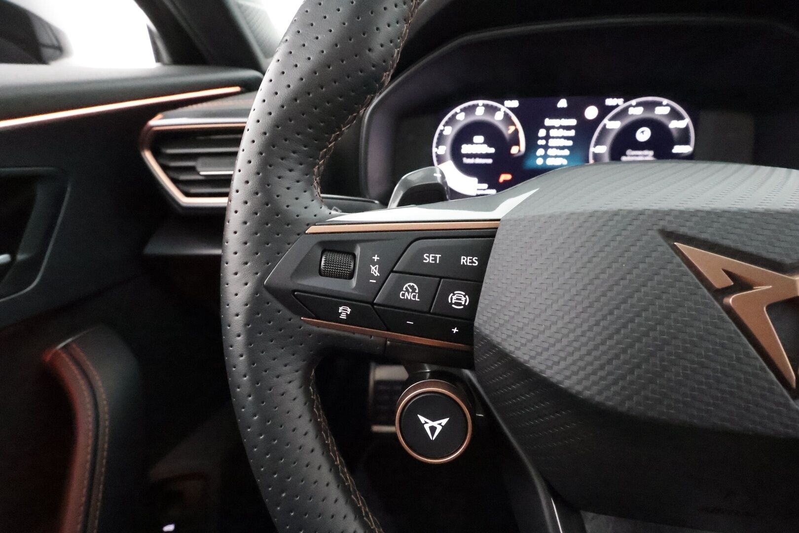 CUPRA FORMENTOR 2025 1.5 eTSI 110 kW MHEV DSG - POIKKEUSHINTAAN! | ACC | Kamera | LED | Puolinahat | Kaistavahti | Apple&Android / Keyless | Kahdet renkaat | Merkkihuollot | ALV | Viimeisin huolto 3/26