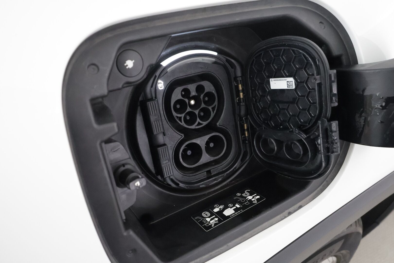 MERCEDES-BENZ EQB 2023 350 4Matic - | 7-paikkainen | Distronic+ | ILP | Widescreen | Nahat | Ambient light | Advanced Audio | P.kamera | Lane Assist | BSM | Keyless | Merkkihuollot | 
