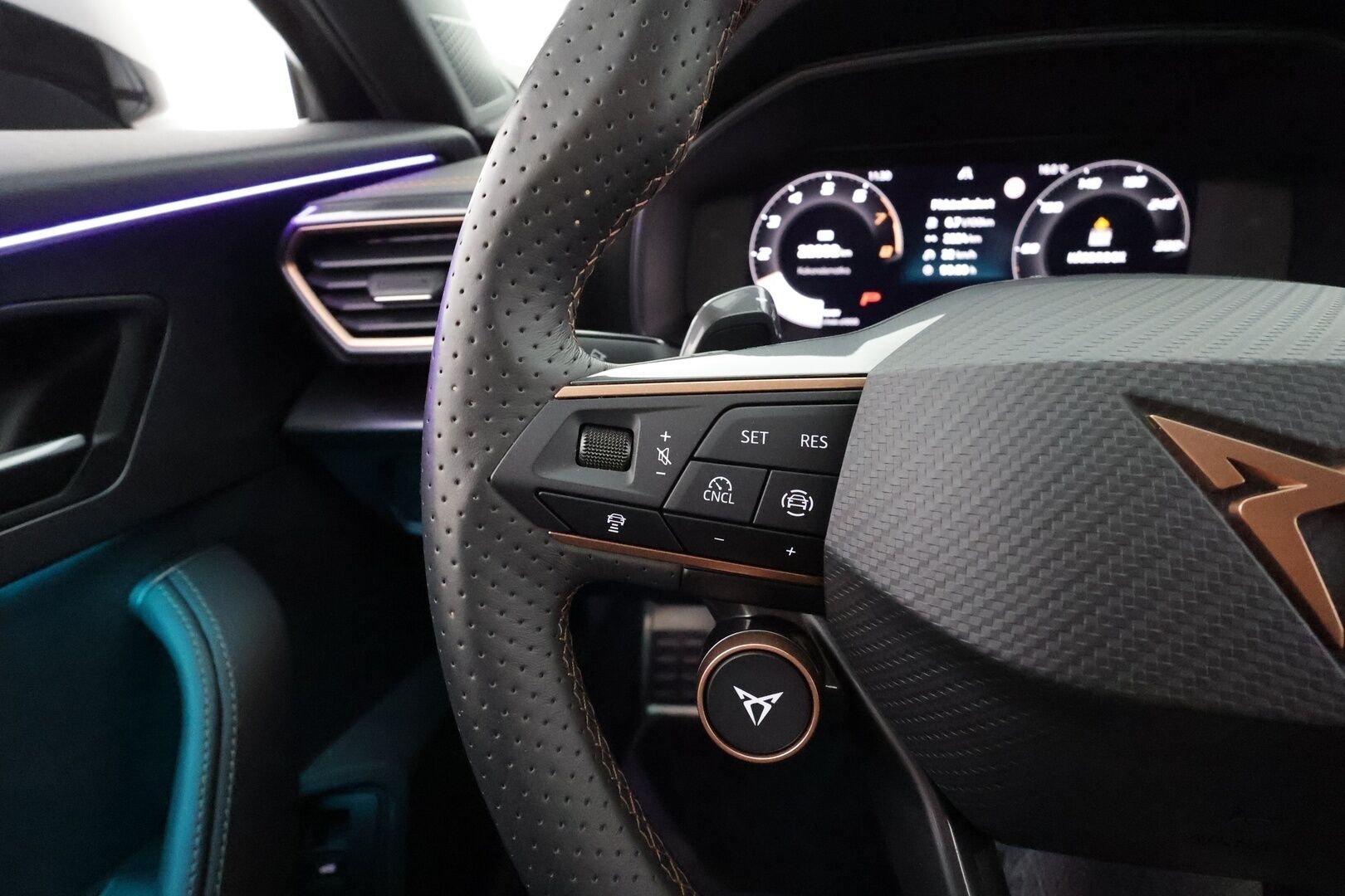 CUPRA FORMENTOR 2025 1.5 eTSI 110 kW MHEV DSG - | ACC | P.Kamera | LED | Puolinahat | Kaistavahti | Apple&Android | Keyless | Kahdet renkaat aluvanteilla | Merkkihuollot | ALV