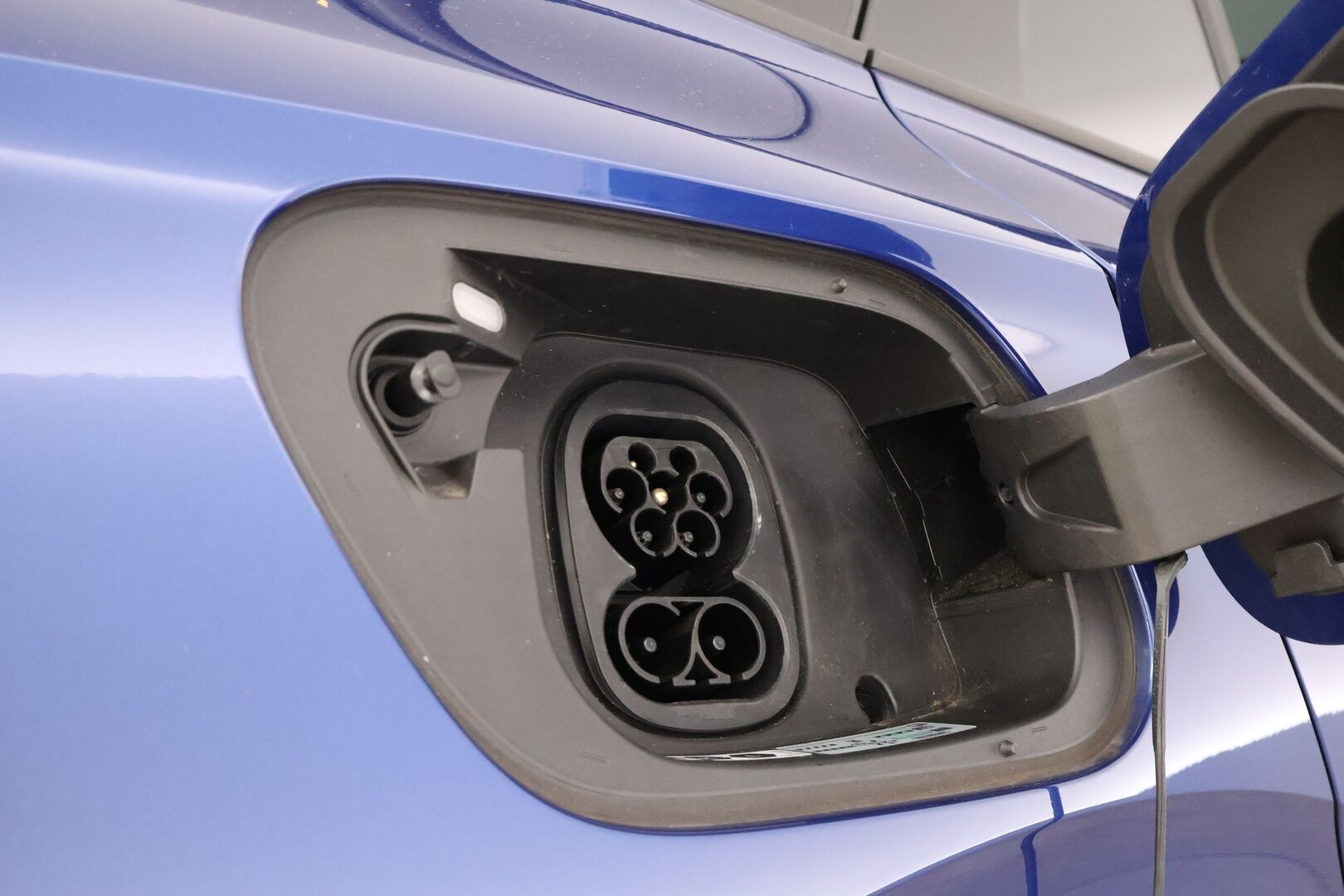 VOLKSWAGEN ID.4 2025 GTX 4MOTION 250 kW / 340 hv, akku 77 kWh - 3,99 % KORKOTARJOUS TÄHÄN AUTOON - Lämpöpumppu / Adapt.Vakkari / Harman&Kardon / iQ Matrix LED / Lasikatto / Koukku / HUD / SUPERVARUSTEET!