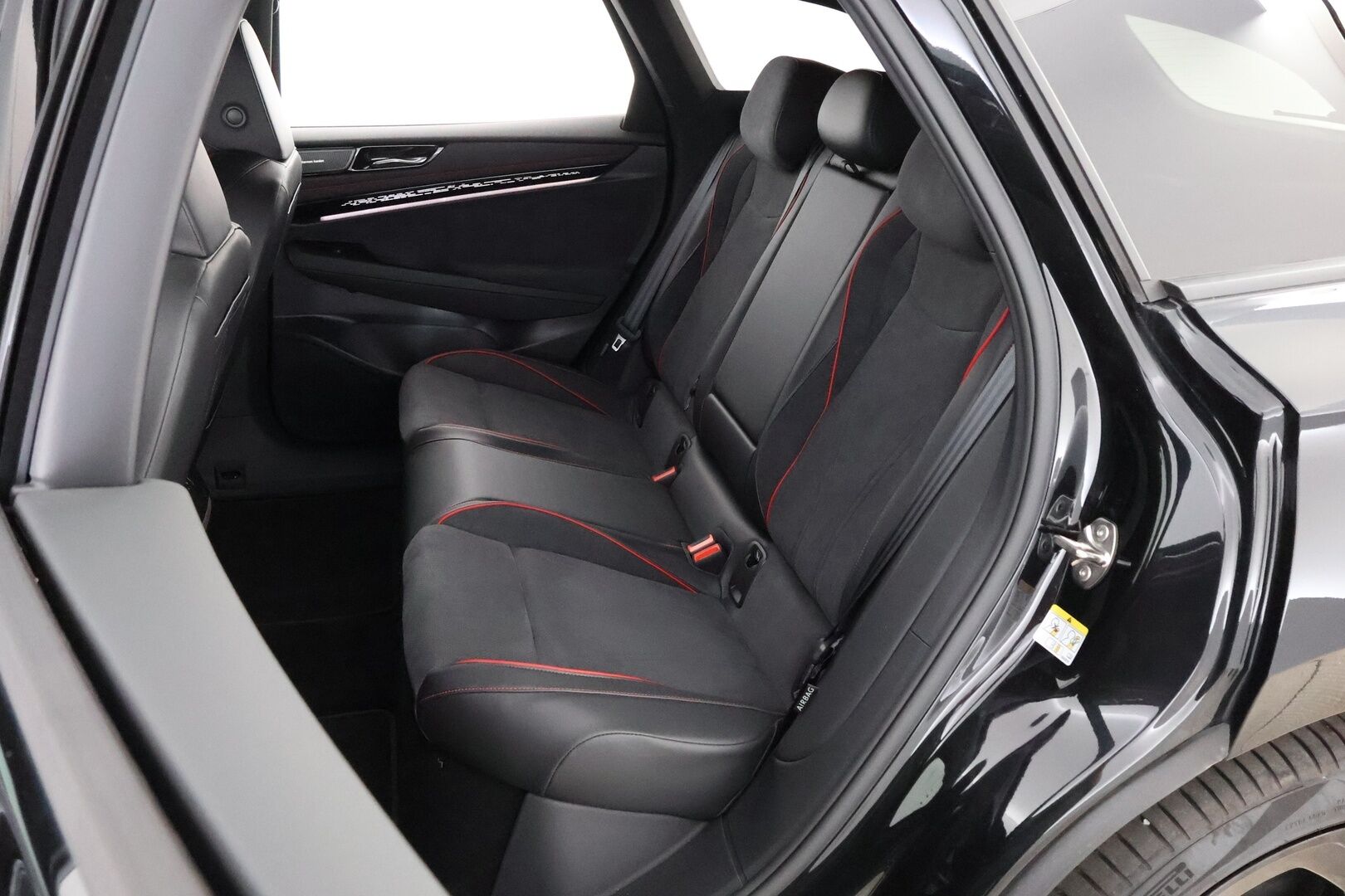 VOLKSWAGEN ID.7 2025 Tourer GTX 4MOTION 250 kW - 2,99 % KORKOTARJOUS TÄHÄN AUTOON - Lämpöpumppu / Adapt.Vakkari / Harman & Kardon / Ilmastointi&Hieronta / HUD / Vetokoukku / iQ Matrix LED / Muistipenkit / SUPERVARUSTEET!