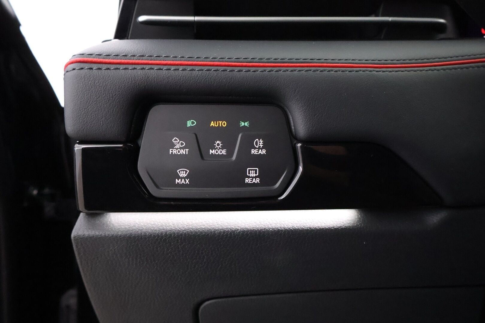 VOLKSWAGEN ID.7 2025 Tourer GTX 4MOTION 250 kW - 2,99 % KORKOTARJOUS TÄHÄN AUTOON - Lämpöpumppu / Adapt.Vakkari / Harman & Kardon / Ilmastointi&Hieronta / HUD / Vetokoukku / iQ Matrix LED / Muistipenkit / SUPERVARUSTEET!