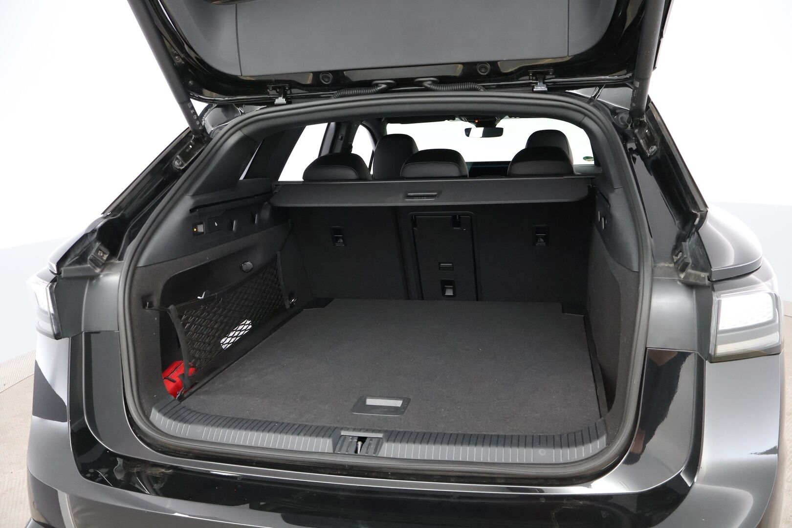VOLKSWAGEN ID.7 2025 Tourer GTX 4MOTION 250 kW - 2,99 % KORKOTARJOUS TÄHÄN AUTOON - Lämpöpumppu / Adapt.Vakkari / Harman & Kardon / Ilmastointi&Hieronta / HUD / Vetokoukku / iQ Matrix LED / Muistipenkit / SUPERVARUSTEET!