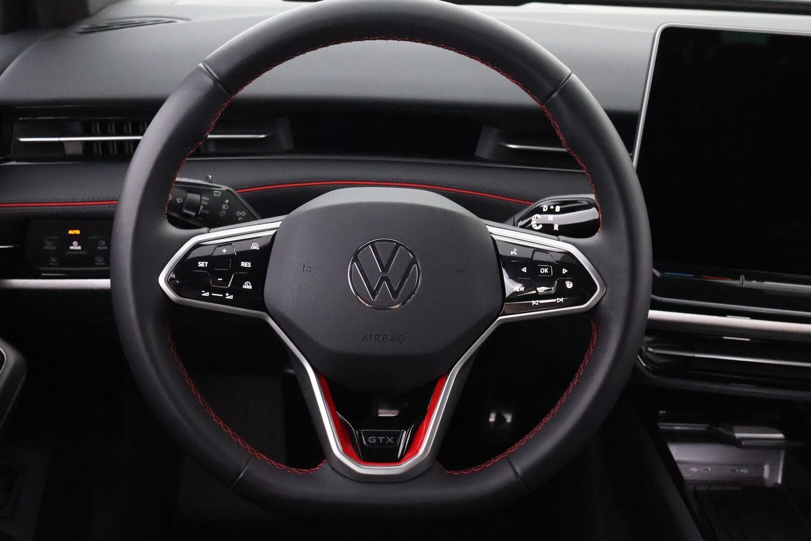 VOLKSWAGEN ID.7 2025 Tourer GTX 4MOTION 250 kW - 2,99 % KORKOTARJOUS TÄHÄN AUTOON - Lämpöpumppu / Adapt.Vakkari / Harman & Kardon / Ilmastointi&Hieronta / HUD / Vetokoukku / iQ Matrix LED / Muistipenkit / SUPERVARUSTEET!