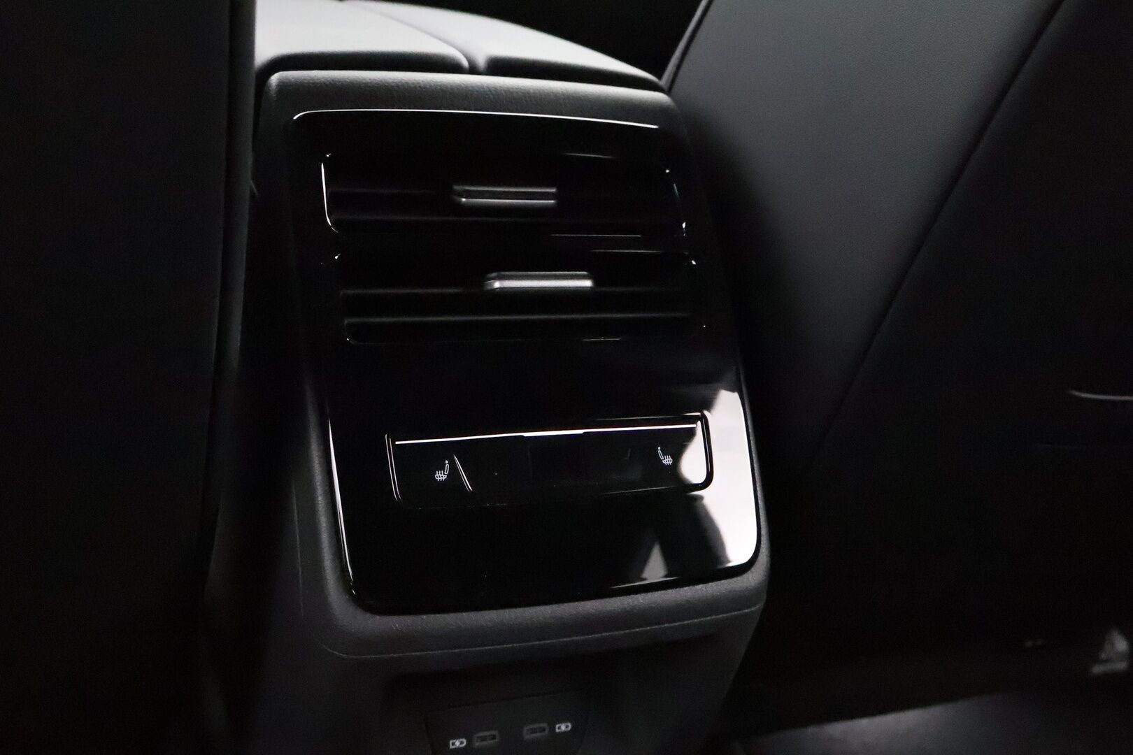 VOLKSWAGEN ID.7 2025 Tourer GTX 4MOTION 250 kW - 2,99 % KORKOTARJOUS TÄHÄN AUTOON - Lämpöpumppu / Adapt.Vakkari / Harman & Kardon / Ilmastointi&Hieronta / HUD / Vetokoukku / iQ Matrix LED / Muistipenkit / SUPERVARUSTEET!