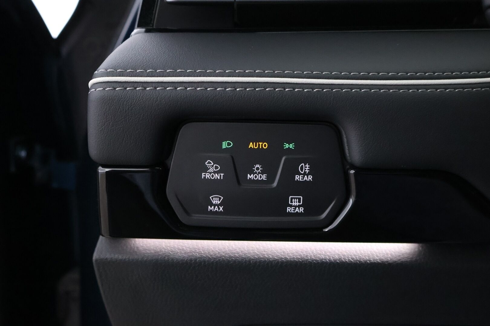 VOLKSWAGEN ID.7 2025 Tourer Pro 210 kW Akku 77 kWh - 2,99 % KORKOTARJOUS TÄHÄN AUTOON - Lämpöpumppu / Harman & Kardon / Ilmastoidut & Hierovat Comfort Penkit / Koukku / iQ Matrix LED / Lasikatto / Supervarusteet!