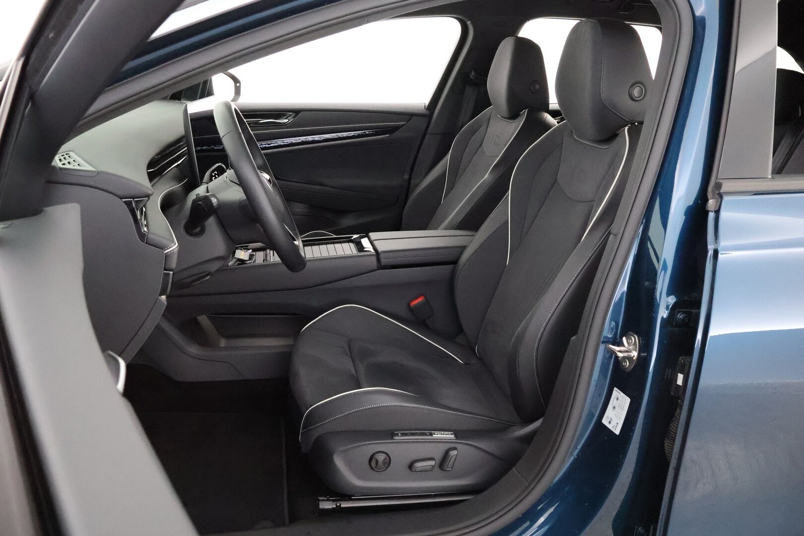 VOLKSWAGEN ID.7 2025 Tourer Pro 210 kW Akku 77 kWh - 2,99 % KORKOTARJOUS TÄHÄN AUTOON - Lämpöpumppu / Harman & Kardon / Ilmastoidut & Hierovat Comfort Penkit / Koukku / iQ Matrix LED / Lasikatto / Supervarusteet!